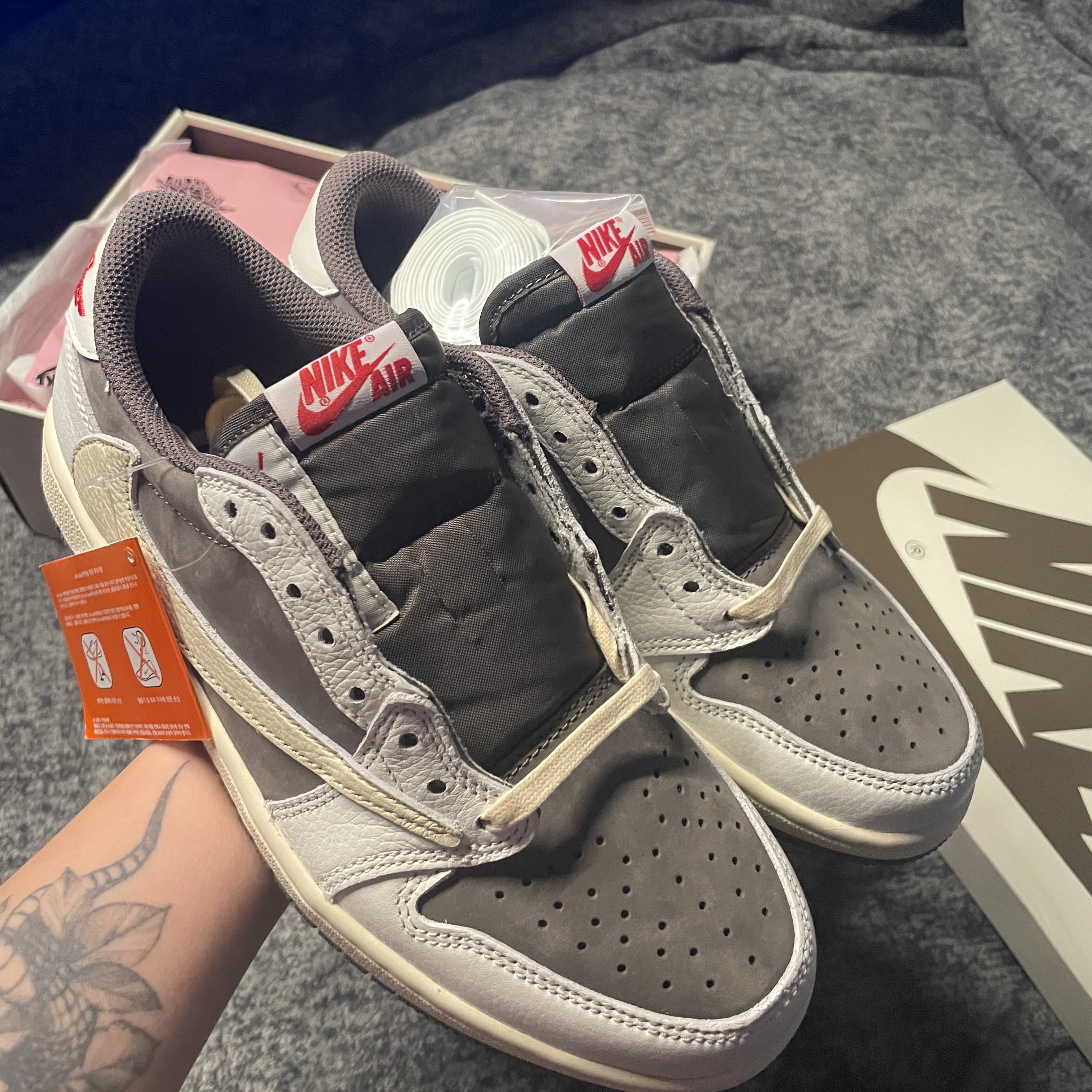 Jordan 1 x Travis Scott Retro Low OG SP Sail and Ridgerock 착용 스타일