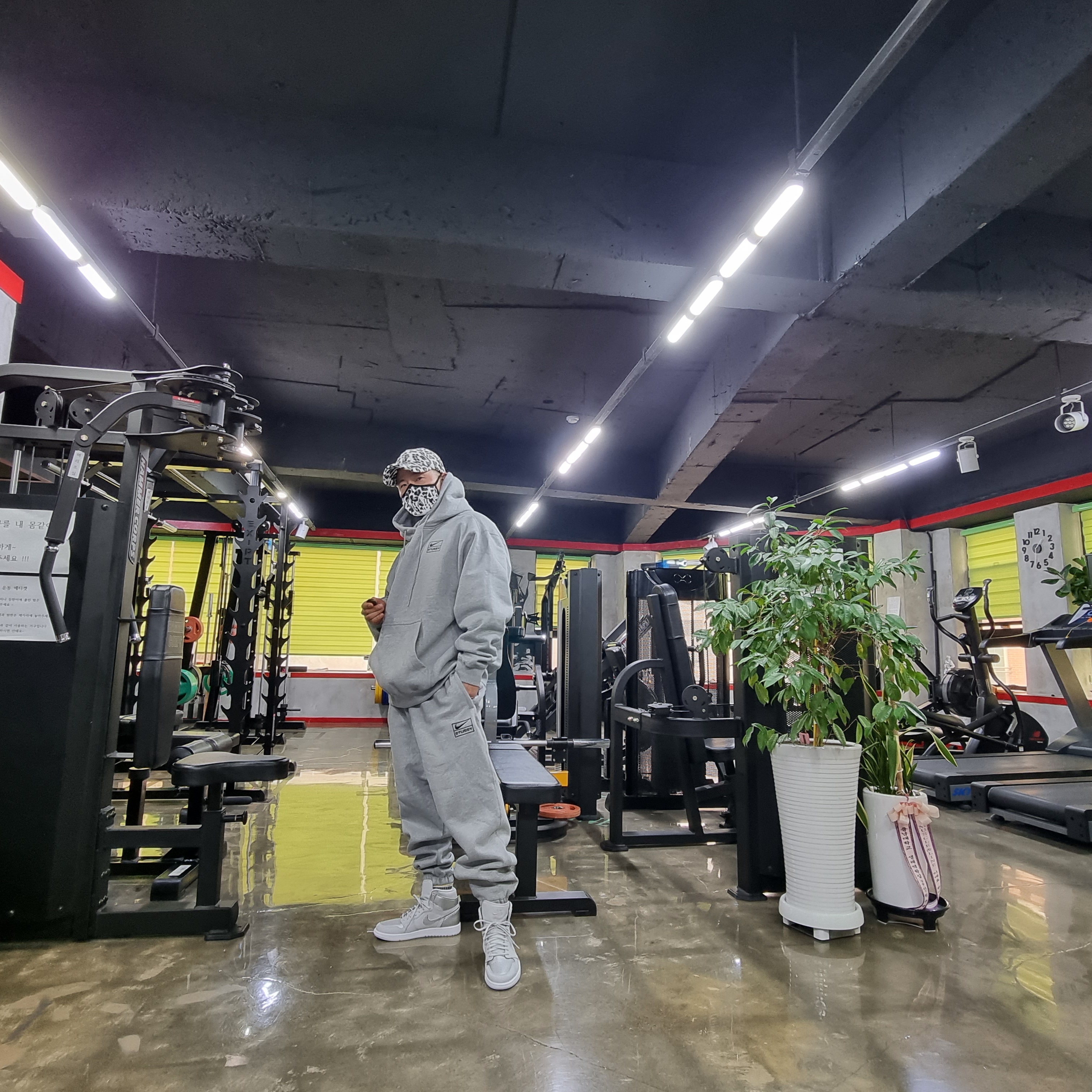 Nike x Stussy NRG RA Fleece Pants Dark Grey Heather (DJ9490-063), Nike x Stussy NRG RA Pullover Hoodie Dark Grey Heather (DJ9488-063) 착용 스타일 - 2