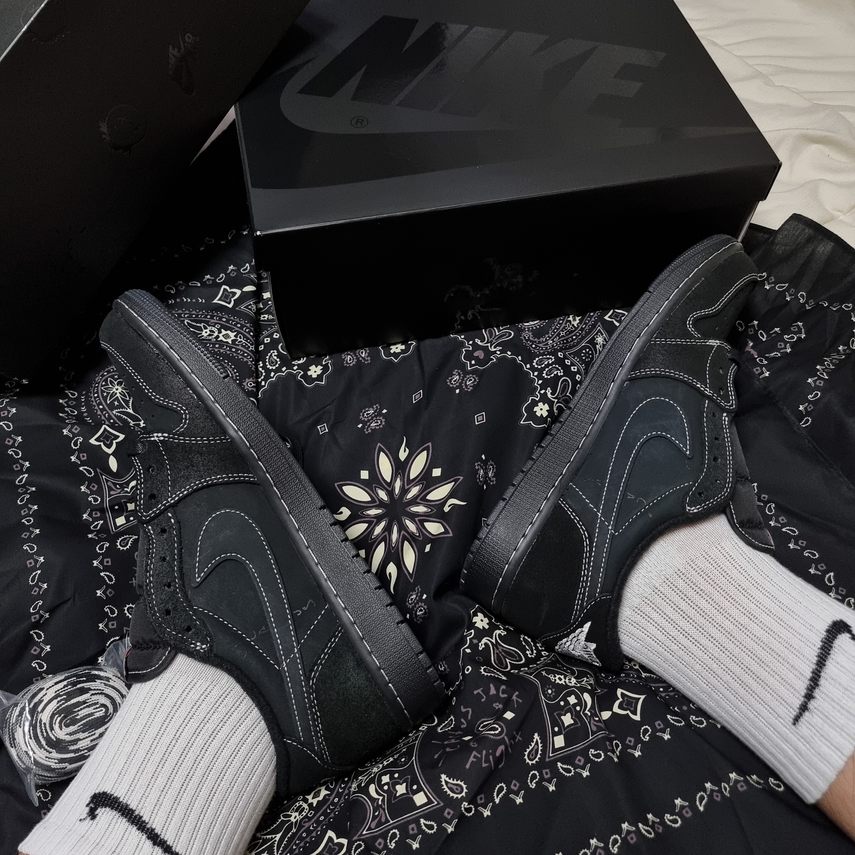 Jordan 1 x Travis Scott Retro Low OG SP Black Phantom 착용 스타일