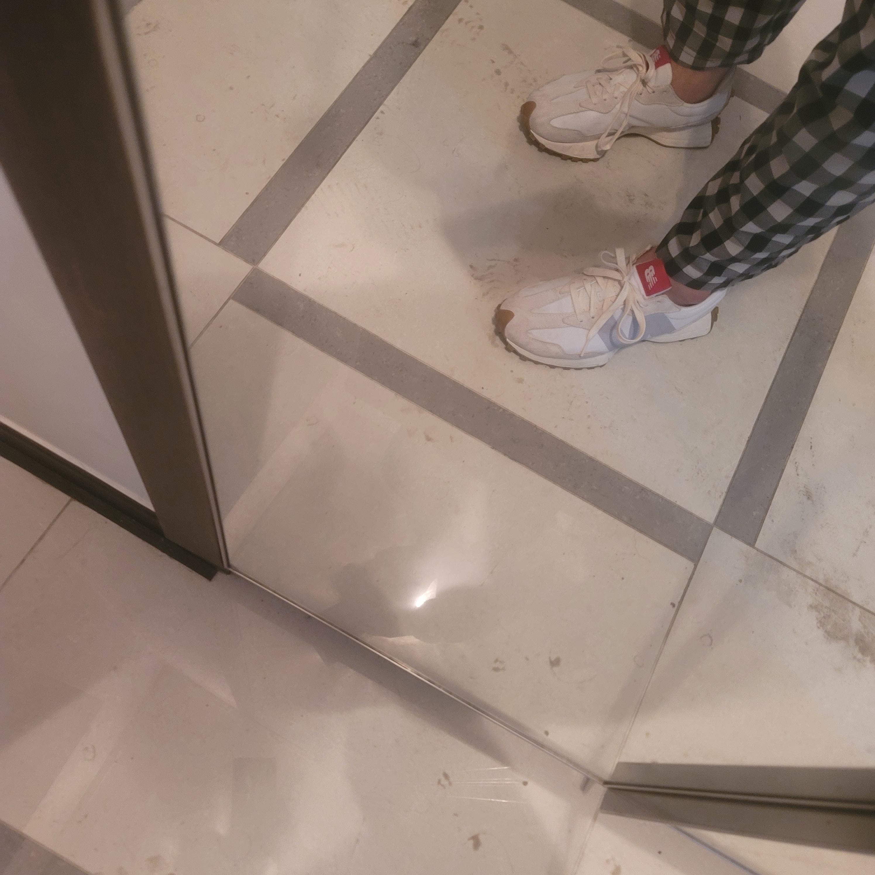 New Balance 327 White Silver Gum 착용 스타일 - 1
