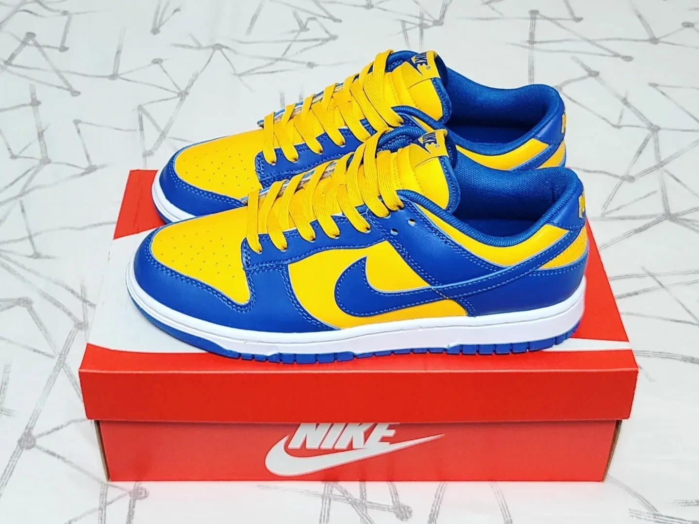 Nike Dunk Low Retro Blue Jay and University Gold 착용 스타일 - 2