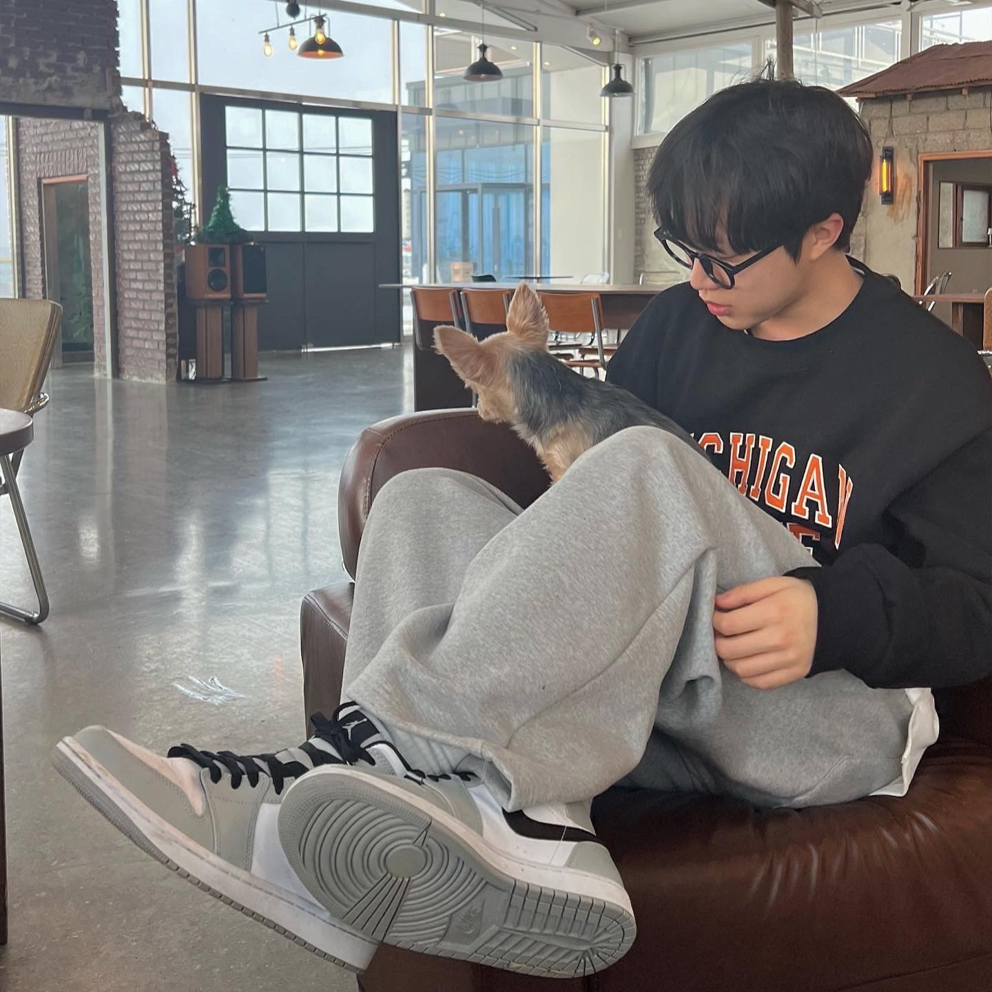Jordan 1 Mid Light Smoke Grey 착용 스타일