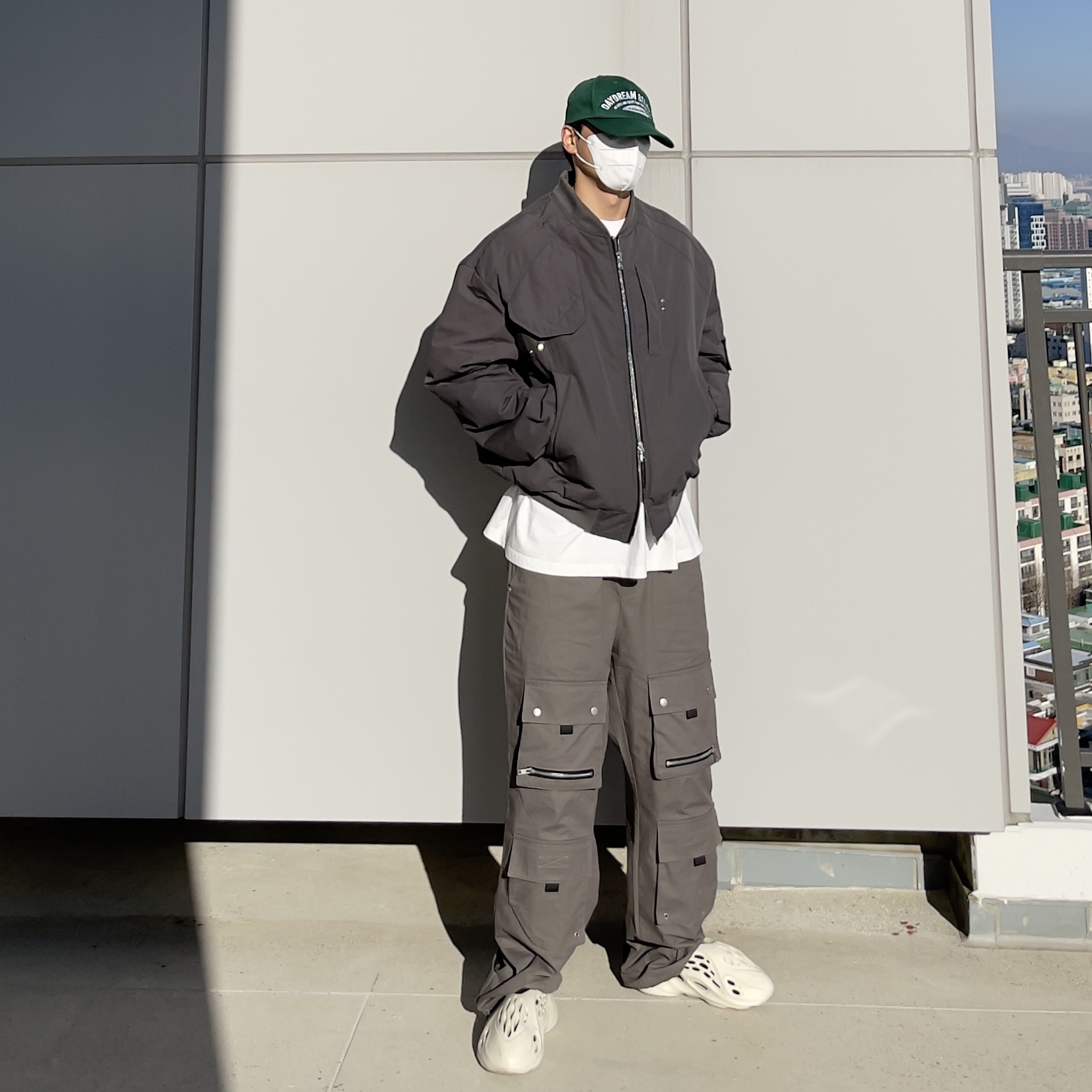Undermycar Ababell Multi Flap Oversized Bomber Balsam Green - 22SS, Adidas Yeezy Foam RNNR Sand 착용 스타일