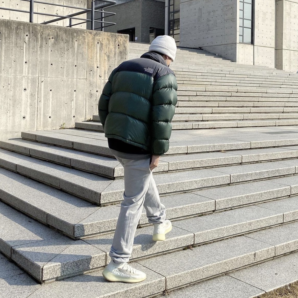 Adidas Yeezy Boost 380 Calcite Glow 착용 스타일 - 2