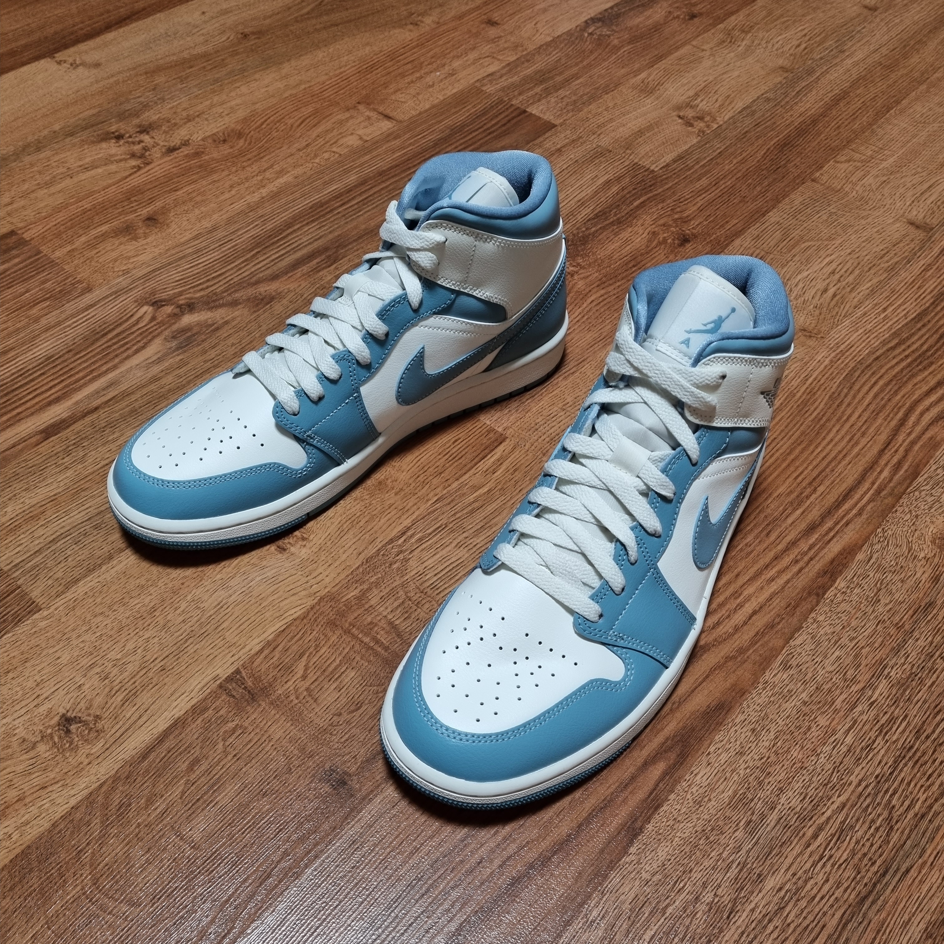 (W) Jordan 1 Mid Sail and Worn Blue 착용 스타일 - 2