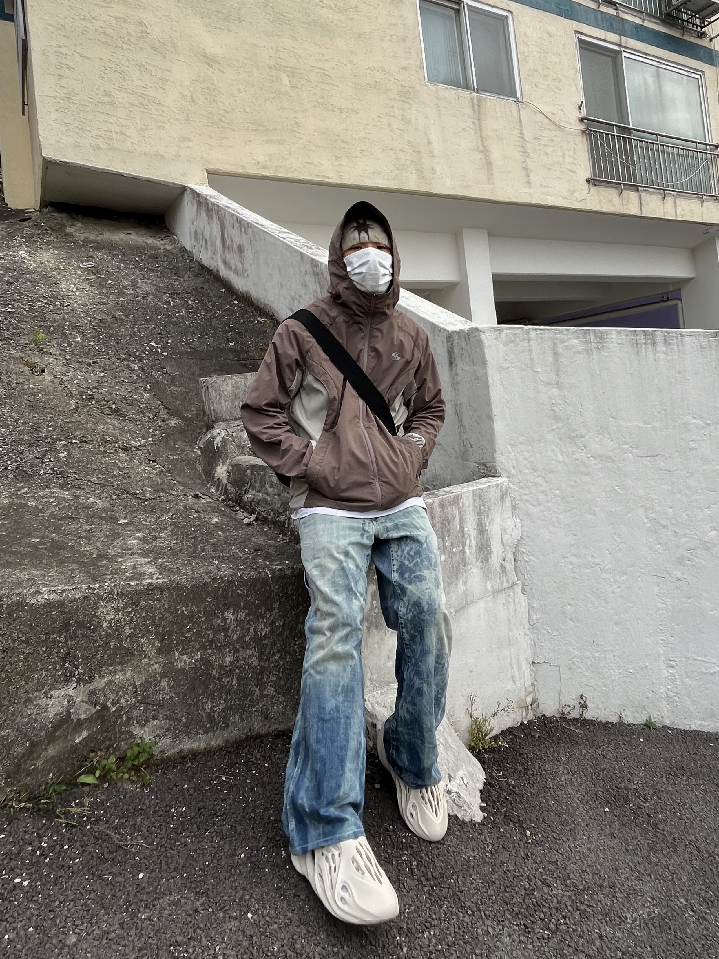 Adidas Yeezy Foam RNNR Sand, Sansan Gear Alpha Jacket Brown - 22FW 착용 스타일 - 2