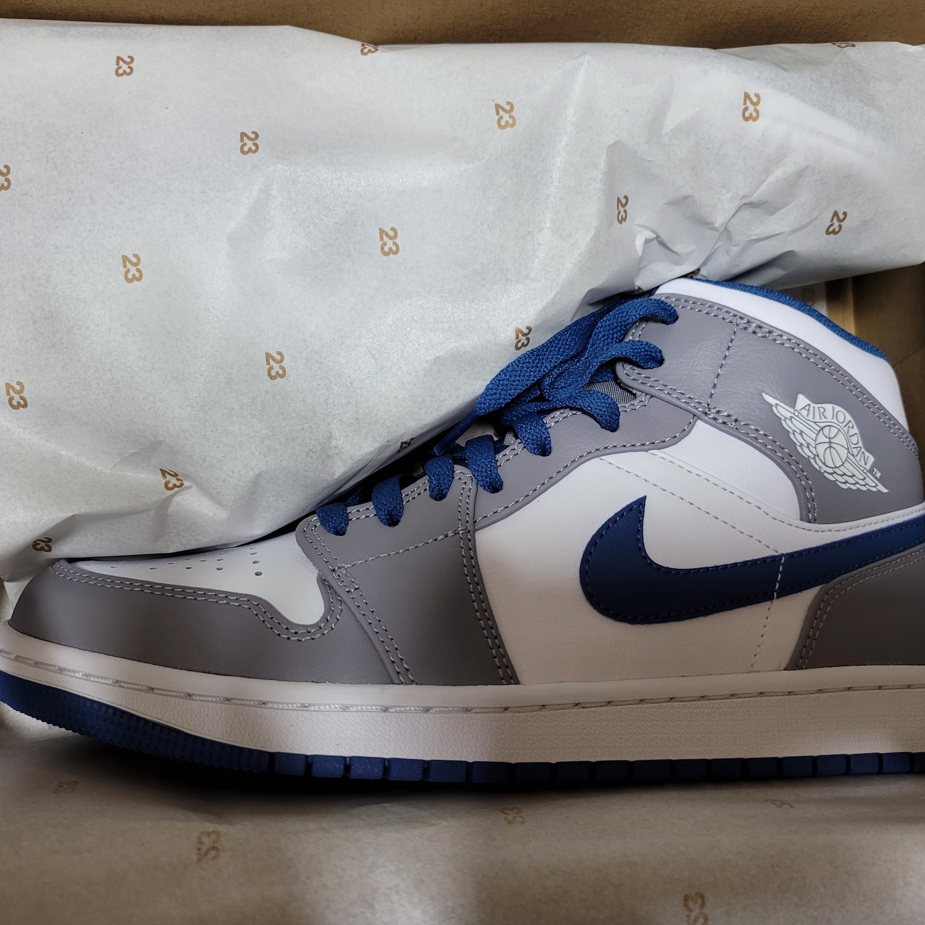 Jordan 1 Mid Cement Grey True Blue 착용 스타일 - 1