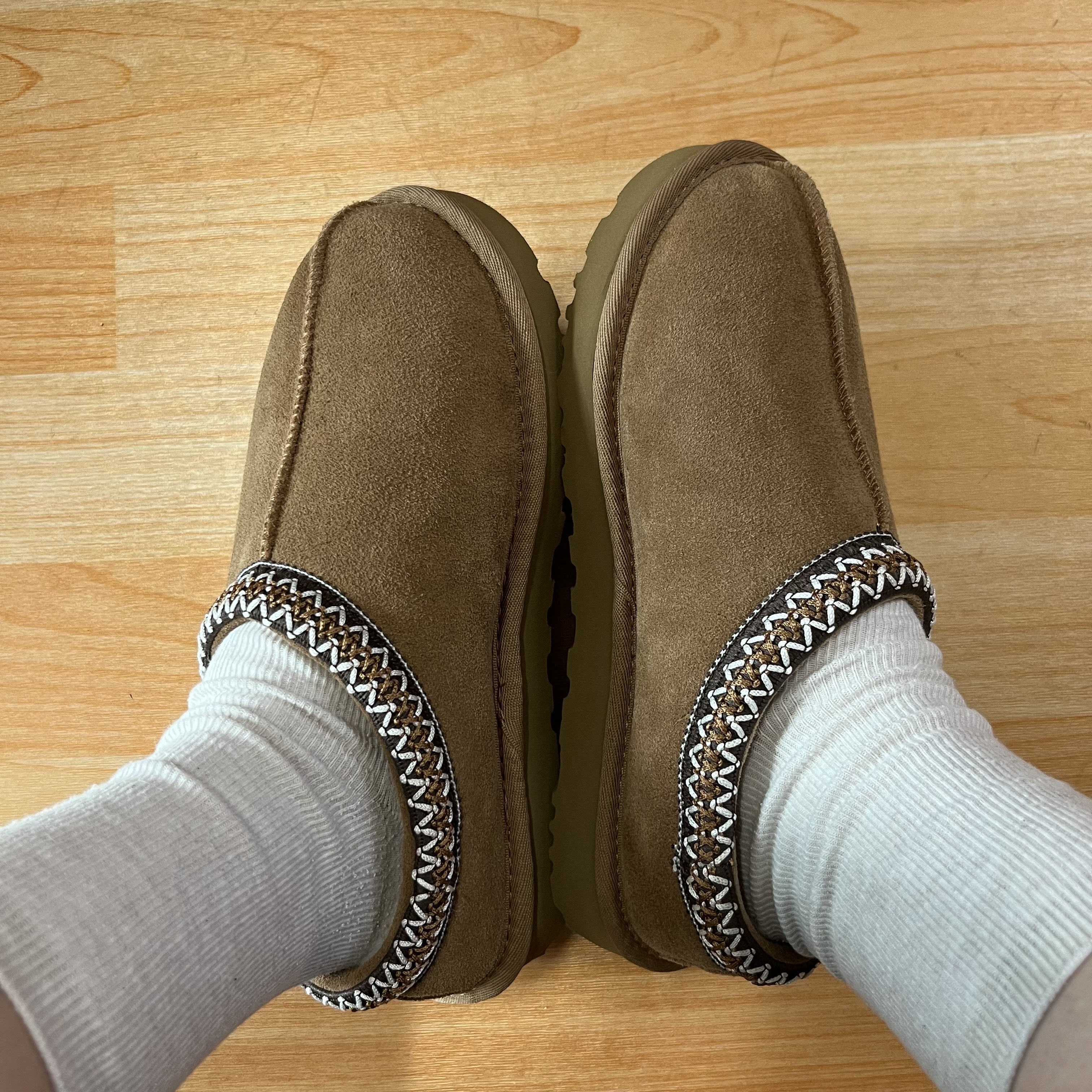 (W) UGG Tasman Slipper Chestnut 착용 스타일 - 2