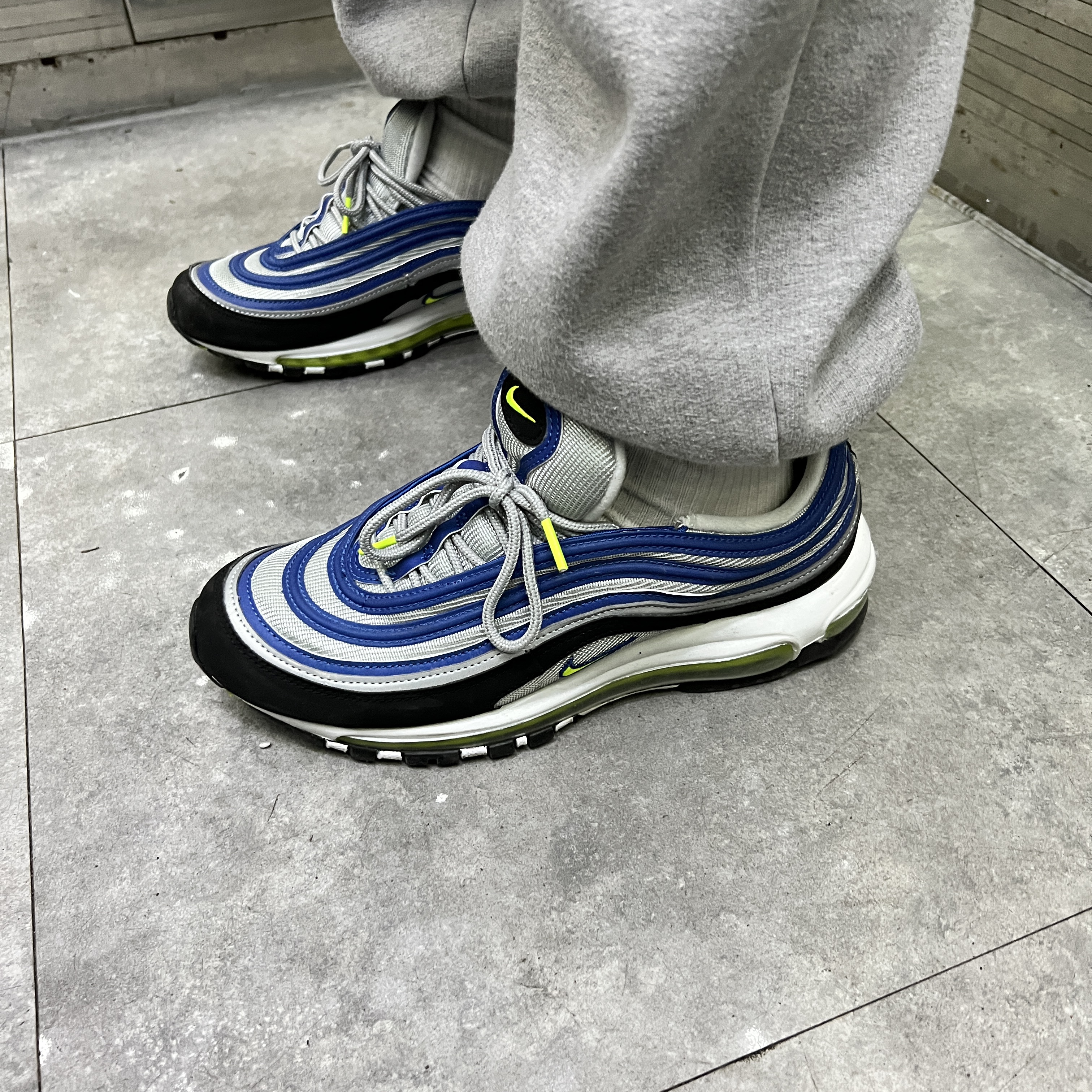 Nike Air Max 97 OG Atlantic Blue and Voltage Yellow 착용 스타일 - 1