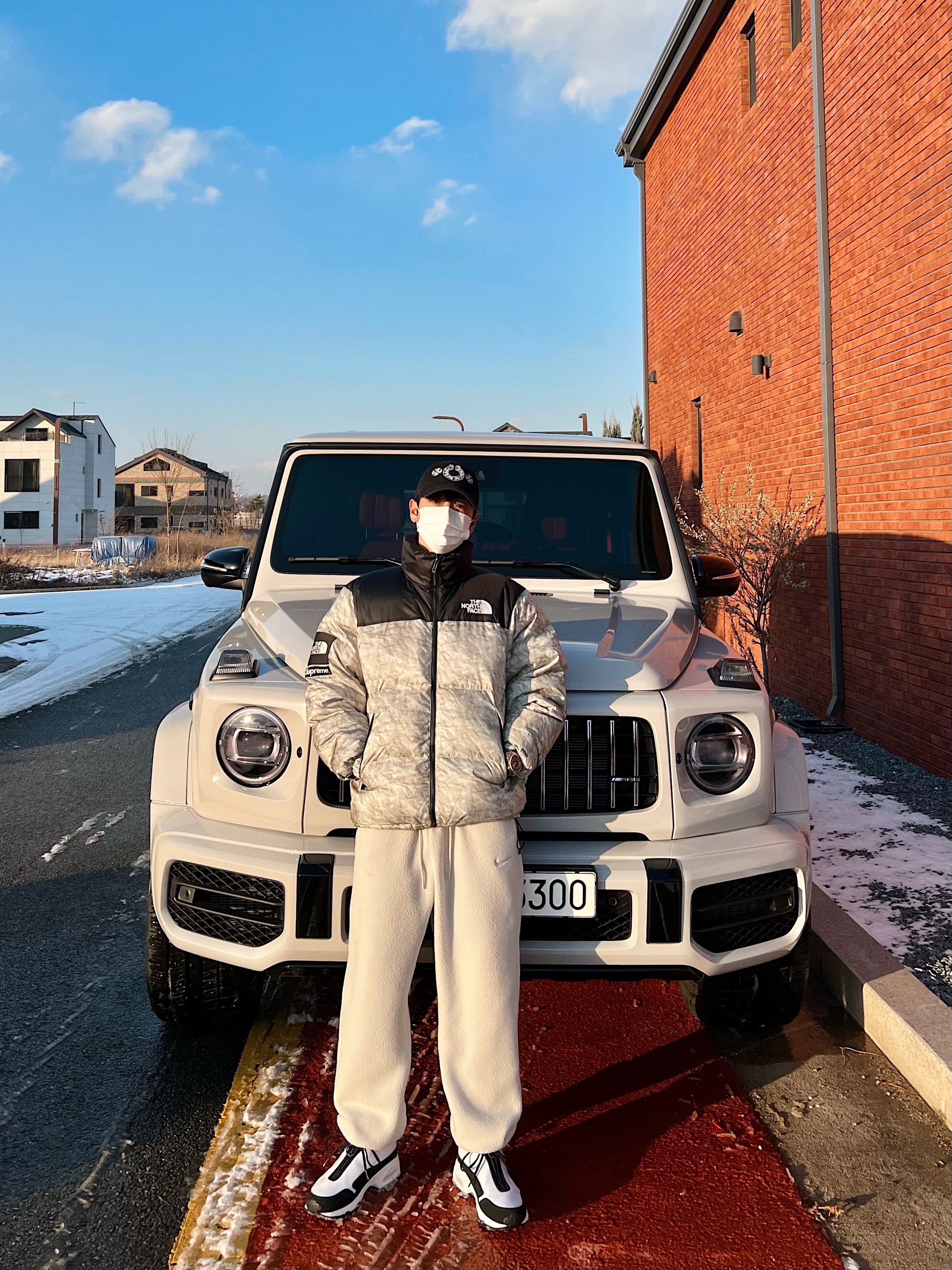 Supreme x The North Face Paper Print Nuptse Jacket - 19FW, Nike x Comme des Garcons Homme Plus Air Max Sunder SP White Black 착용 스타일 - 1