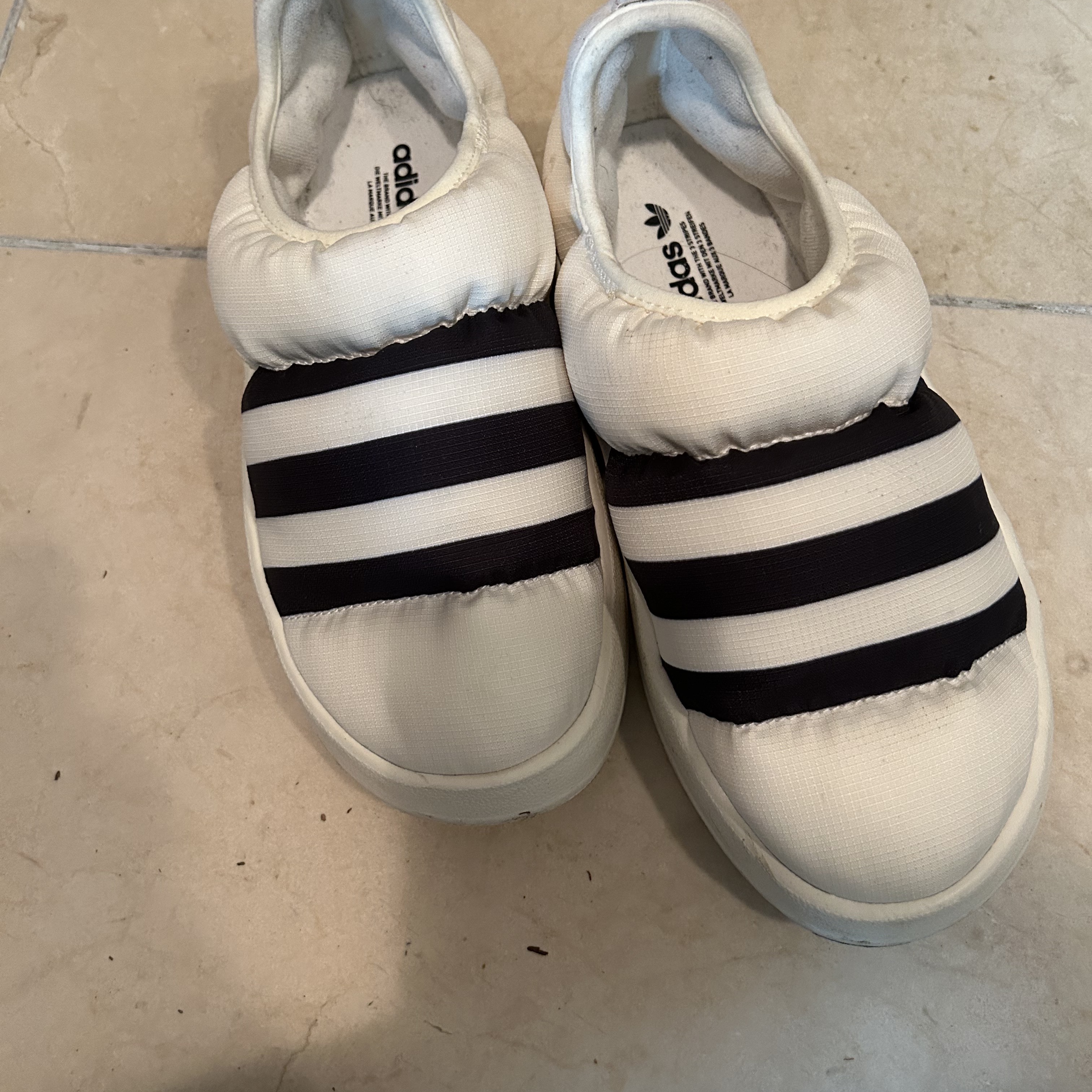 Adidas Puffylette Off White 착용 스타일