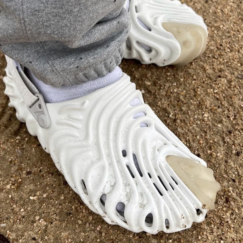 Crocs x Salehe Bembury Pollex Clog Stratus 착용 스타일
