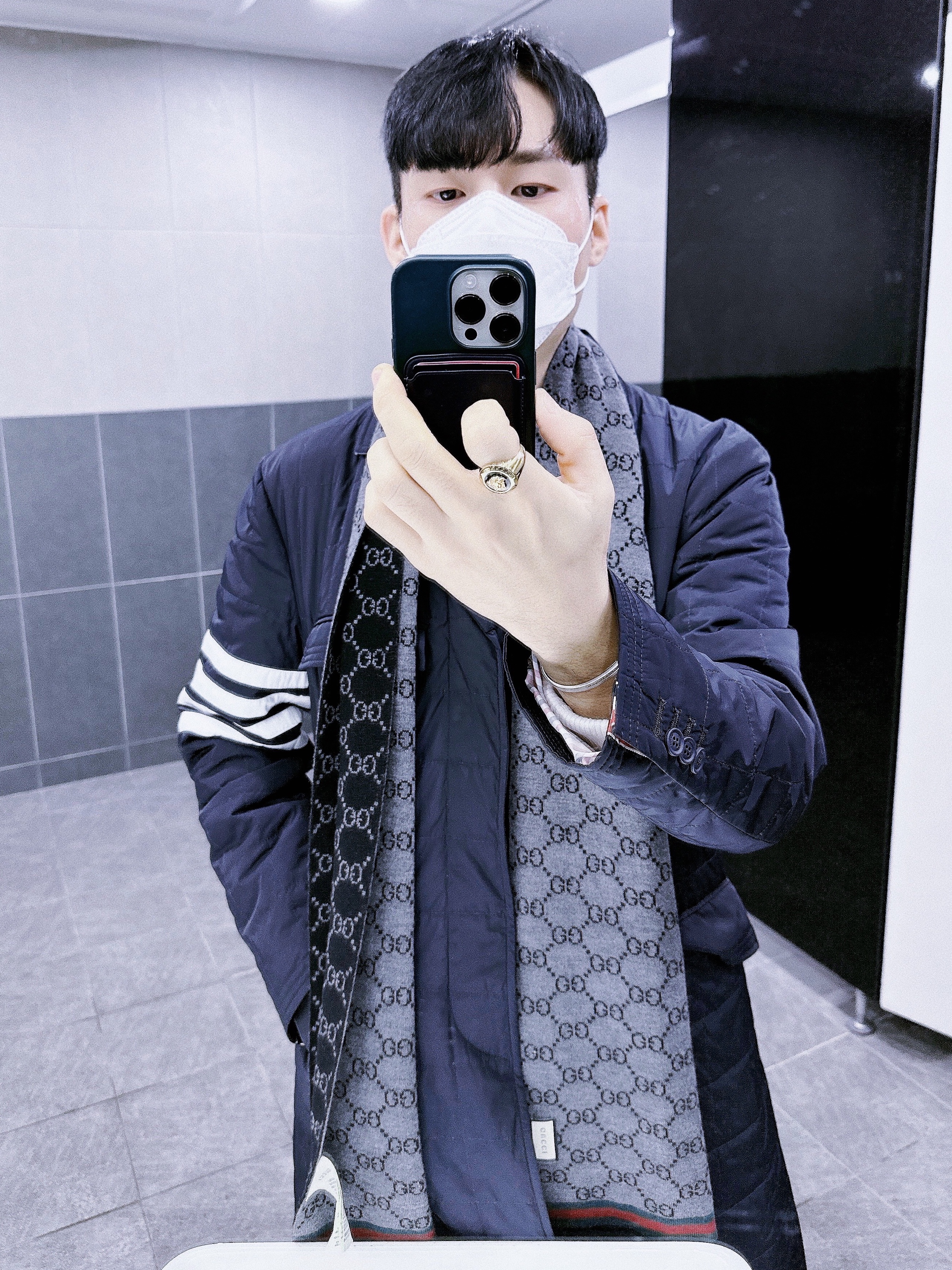 Thom Browne Poly Twill Down Filled 4-Bar Chesterfield Coat Navy, Gucci GG Two-Tone Wool Muffler Black 착용 스타일