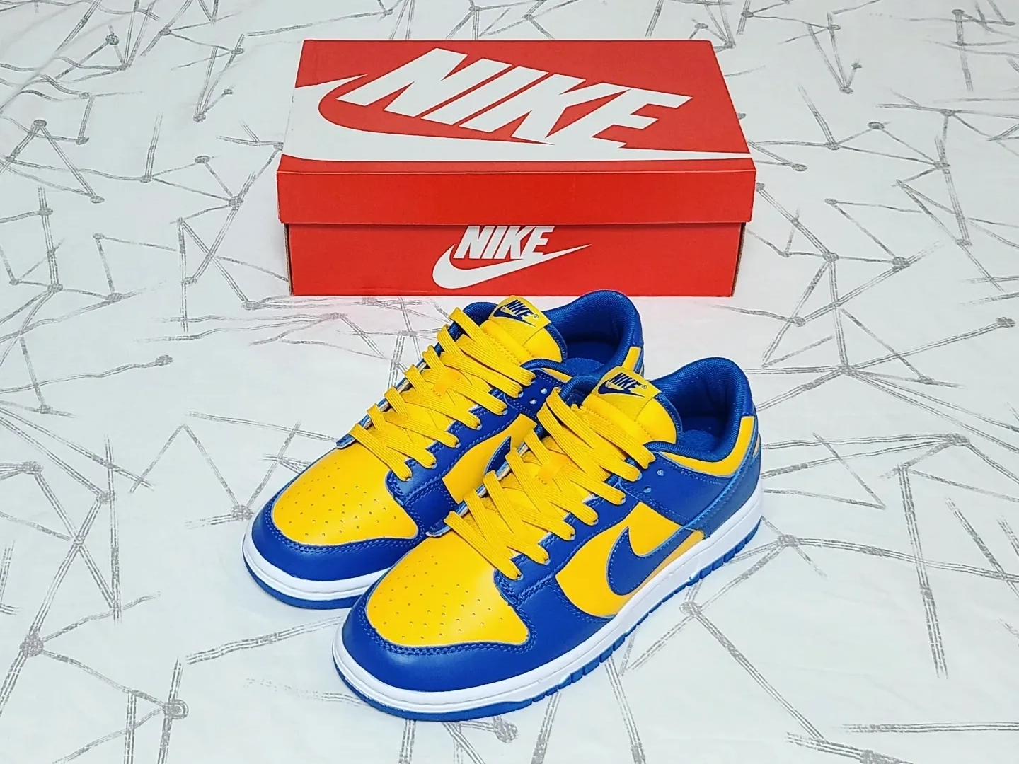 Nike Dunk Low Retro Blue Jay and University Gold 착용 스타일 - 1
