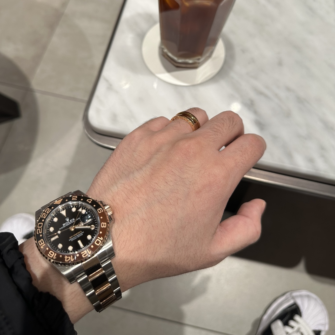 Rolex GMT-Master II 40mm 126711CHNR Black Oyster 착용 스타일