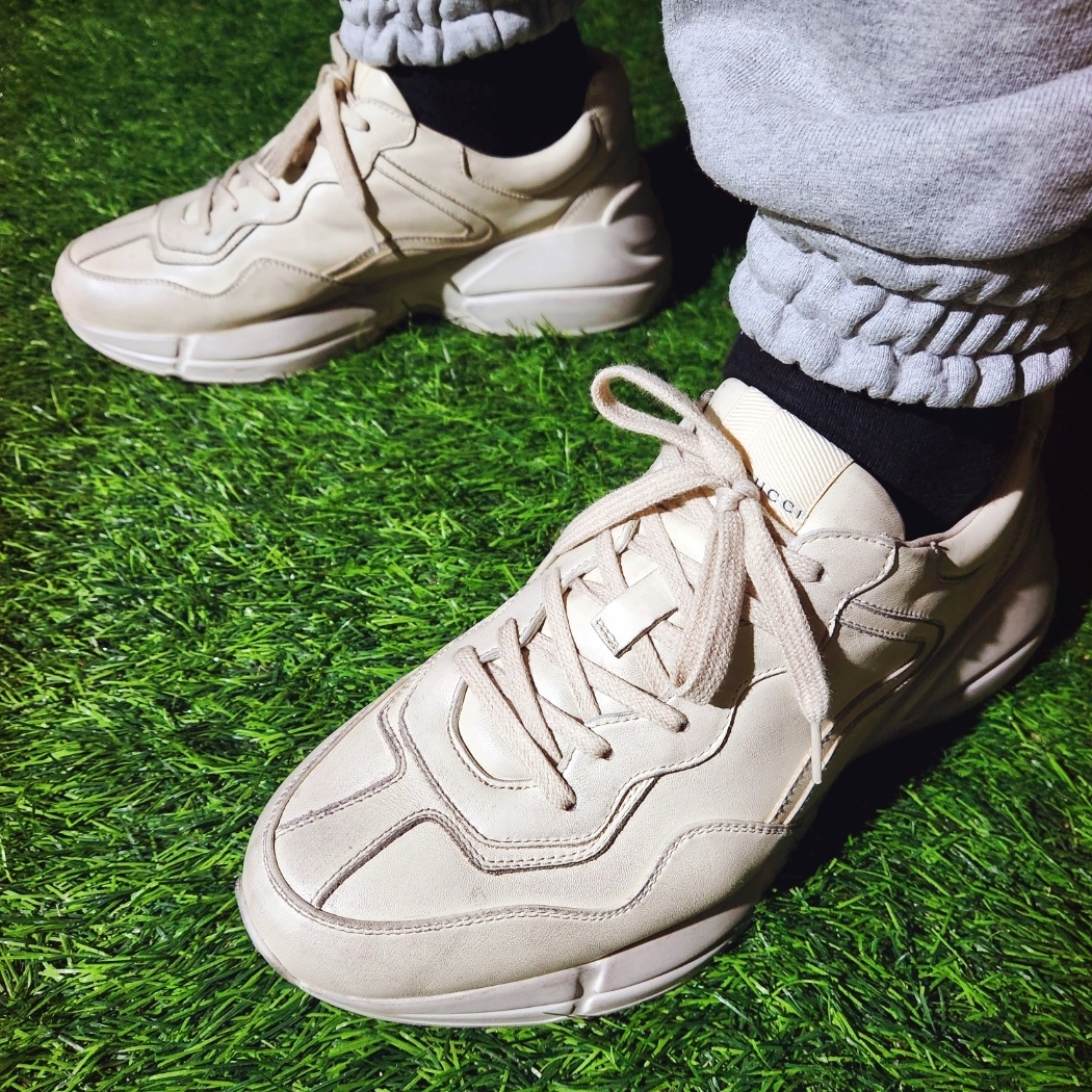 Gucci Rhyton Leather Sneakers Distressed Ivory 착용 스타일 - 5