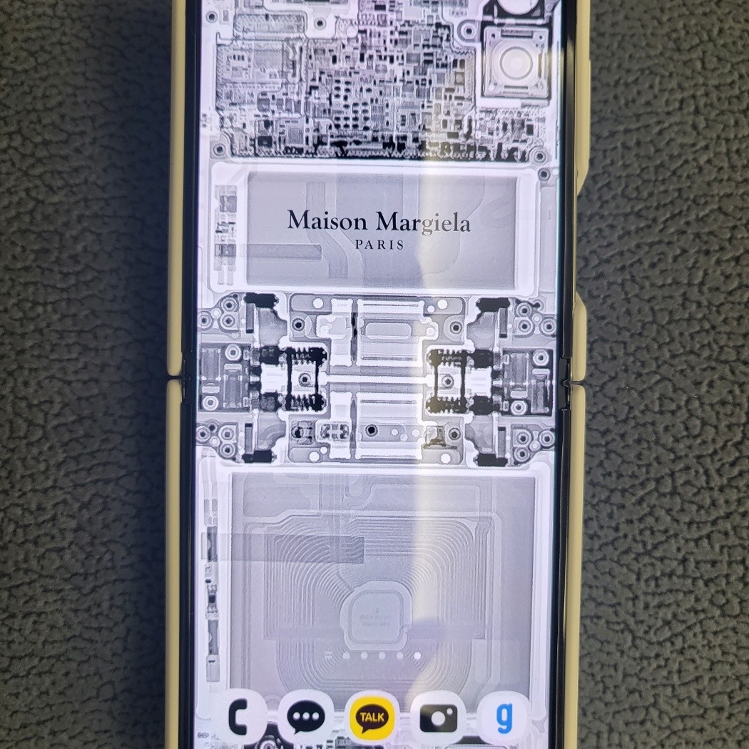 Samsung Galaxy Z Flip4 Maison Margiela Edition (Korean Ver.) 착용 스타일 - 1