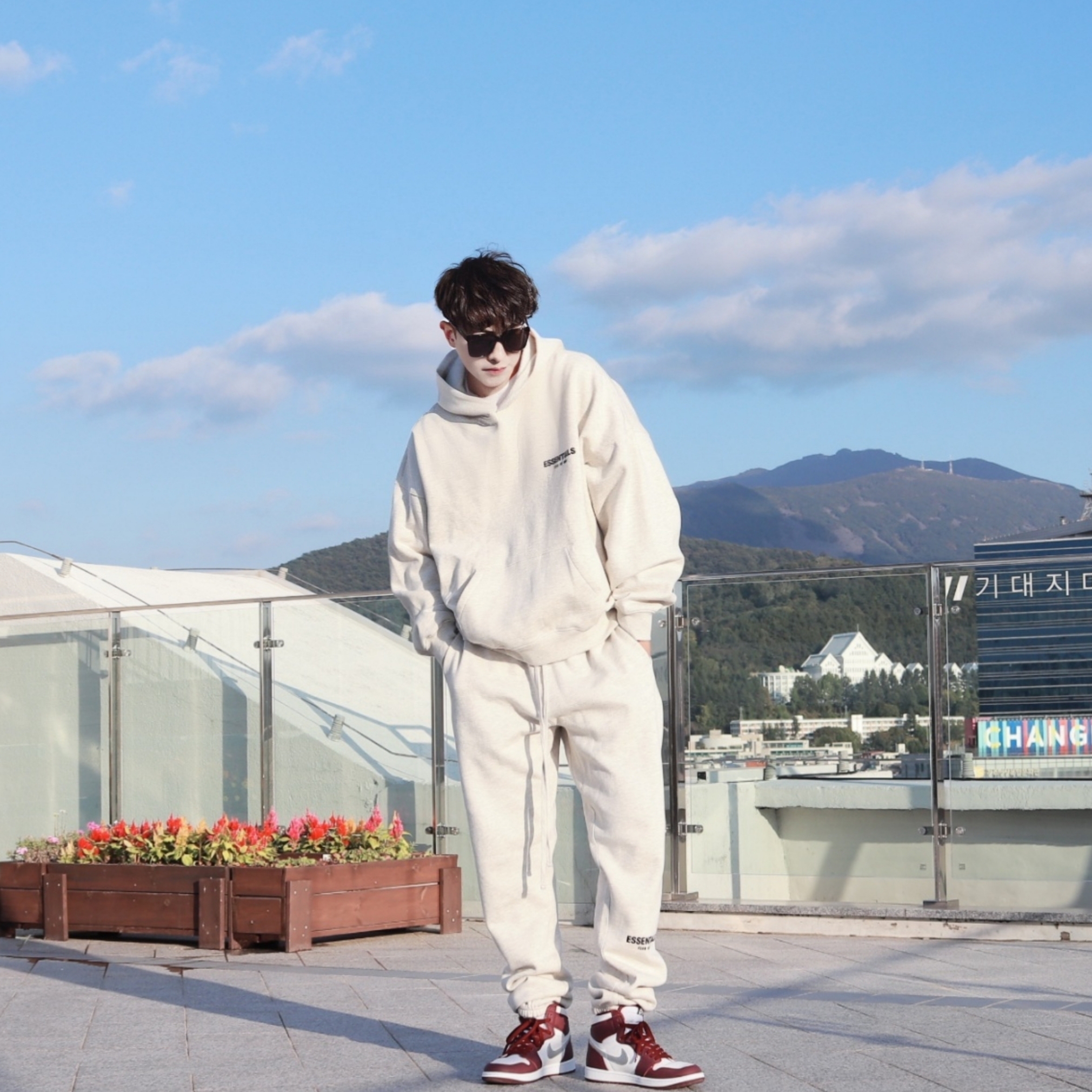 Essentials The Core Collection Hoodie Light Oatmeal, Essentials The Core Collection Sweatpants Light Oatmeal 착용 스타일 - 4