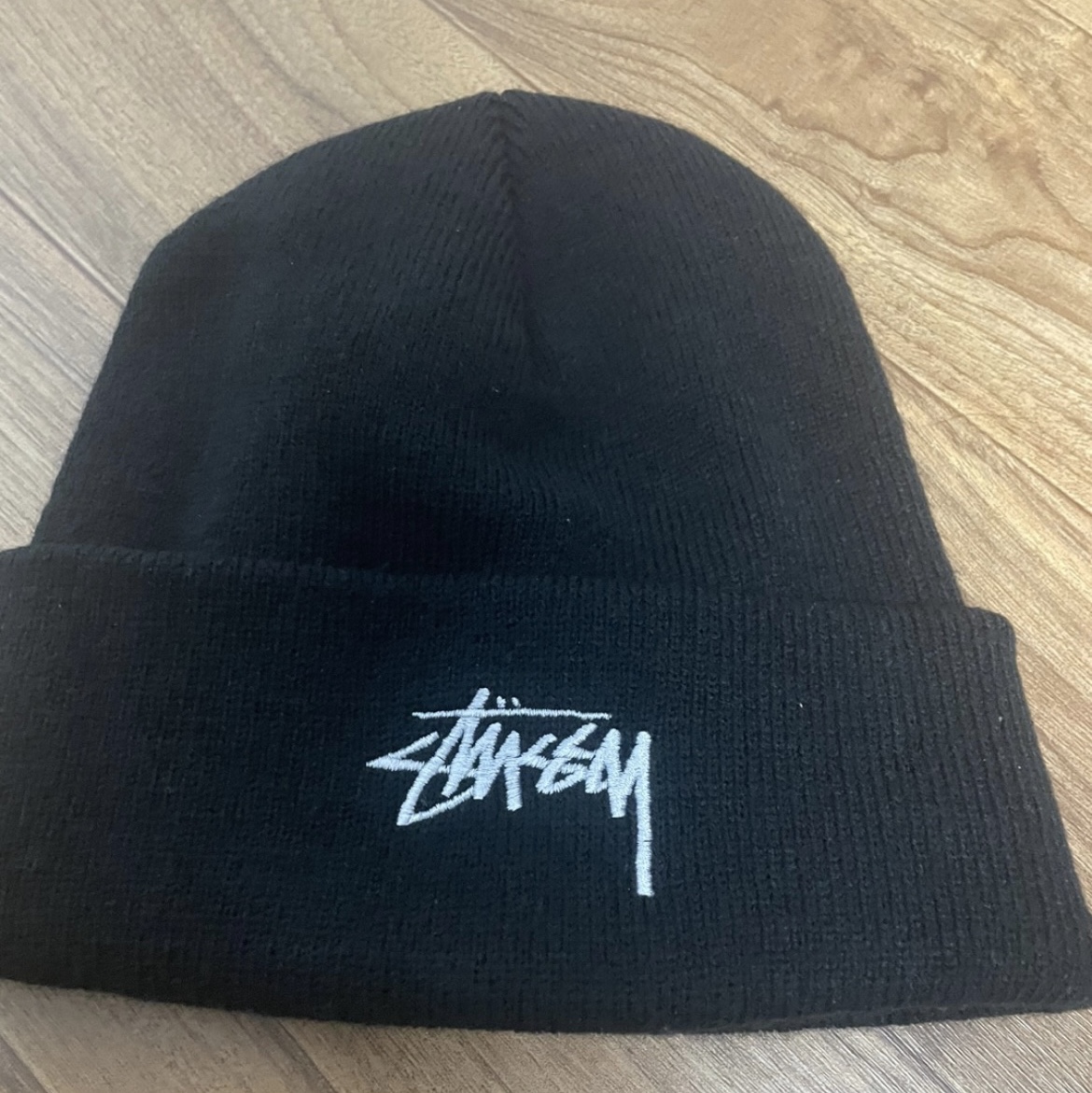 Stussy Stock Cuff Beanie Black 착용 스타일