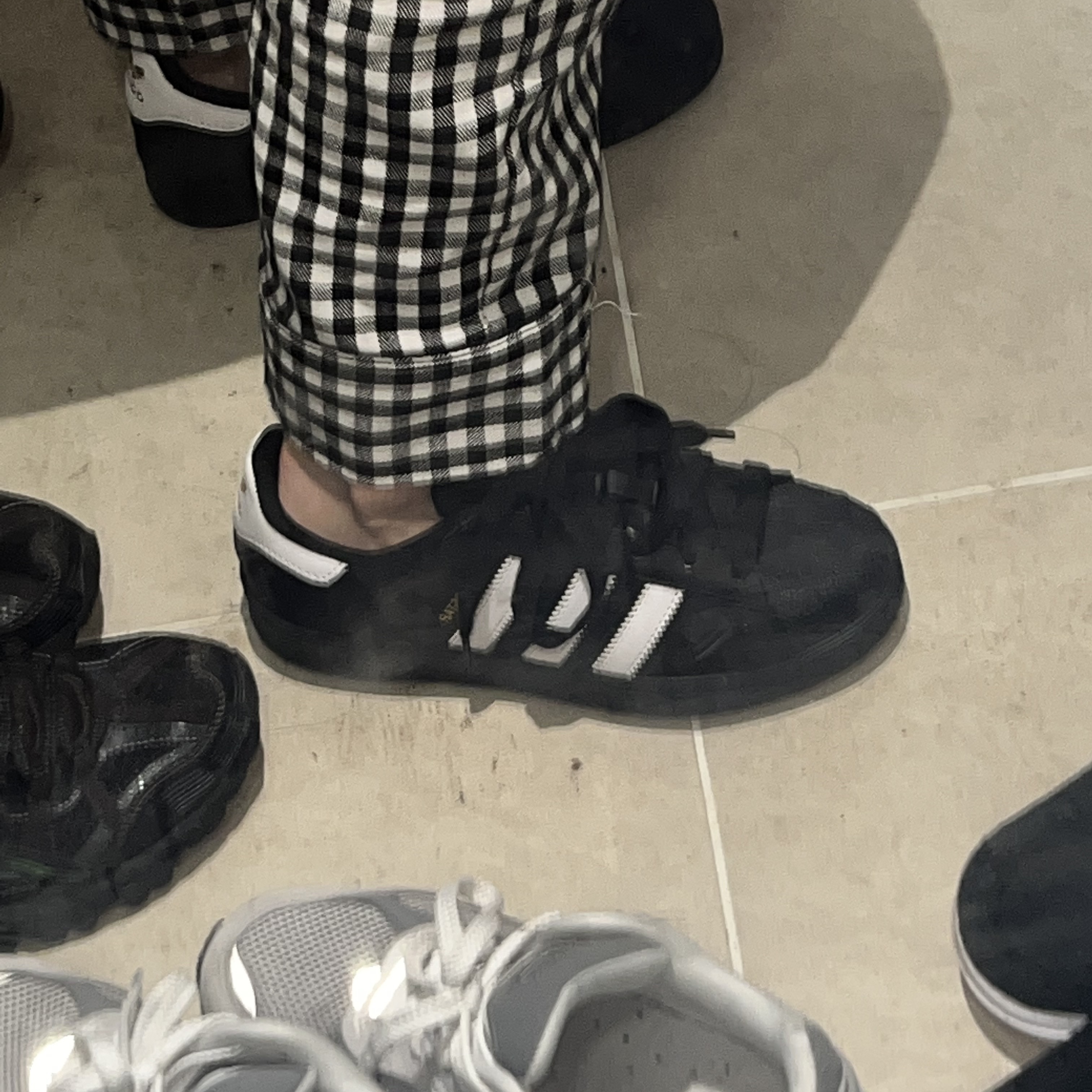 Adidas Superstar Core Black White 착용 스타일 - 2
