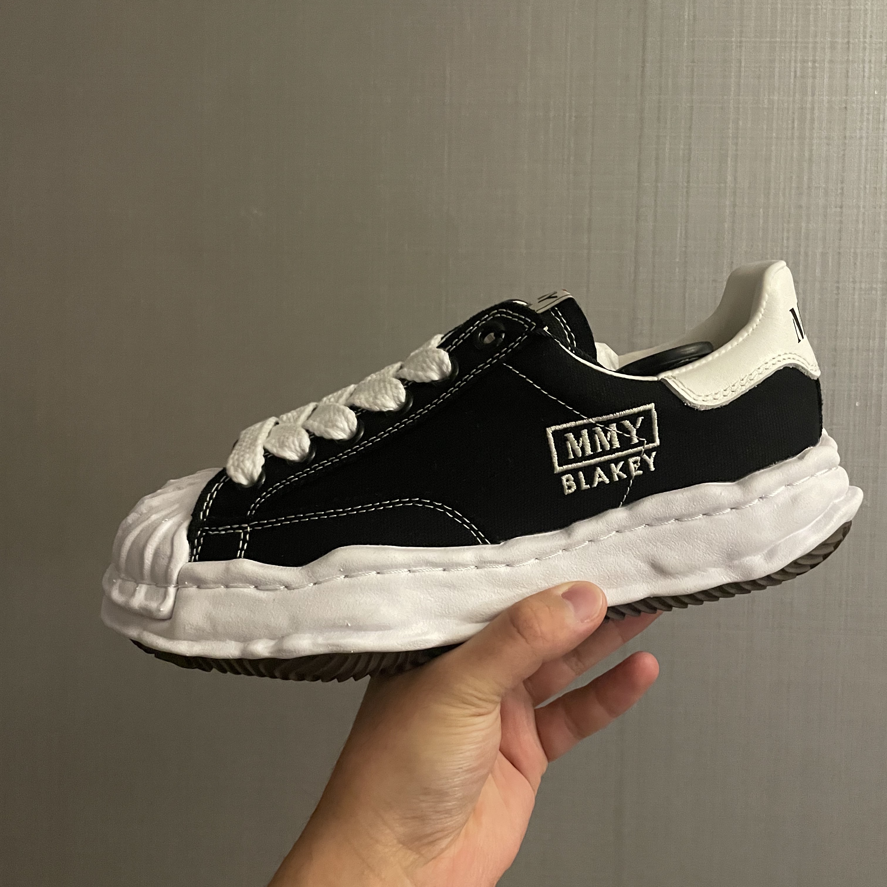 Maison Mihara Yasuhiro Blakey OG Sole Canvas Low-top Sneakers Black White 착용 스타일 - 2