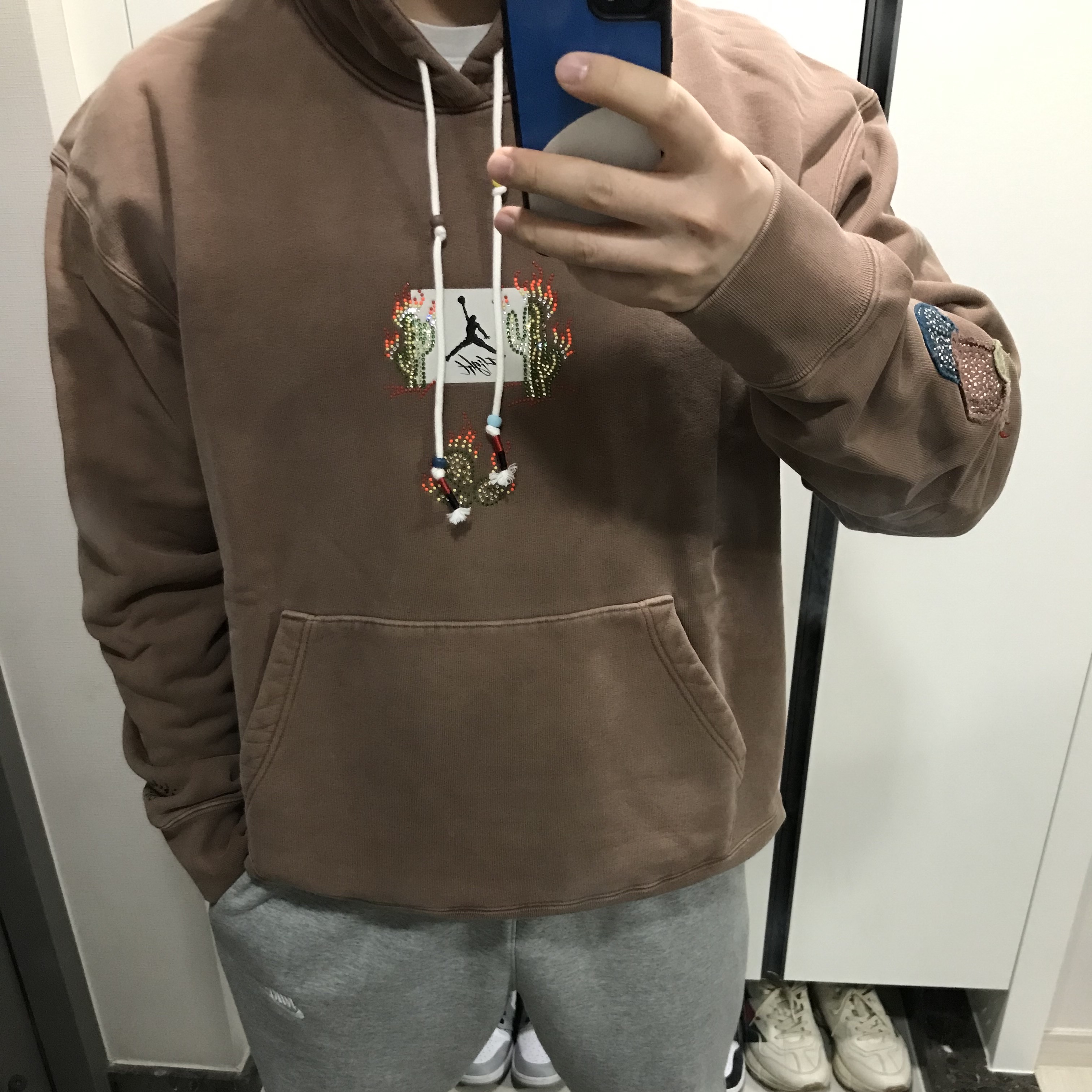 Jordan x Travis Scott Hoodie Antique Brown - Asia 착용 스타일