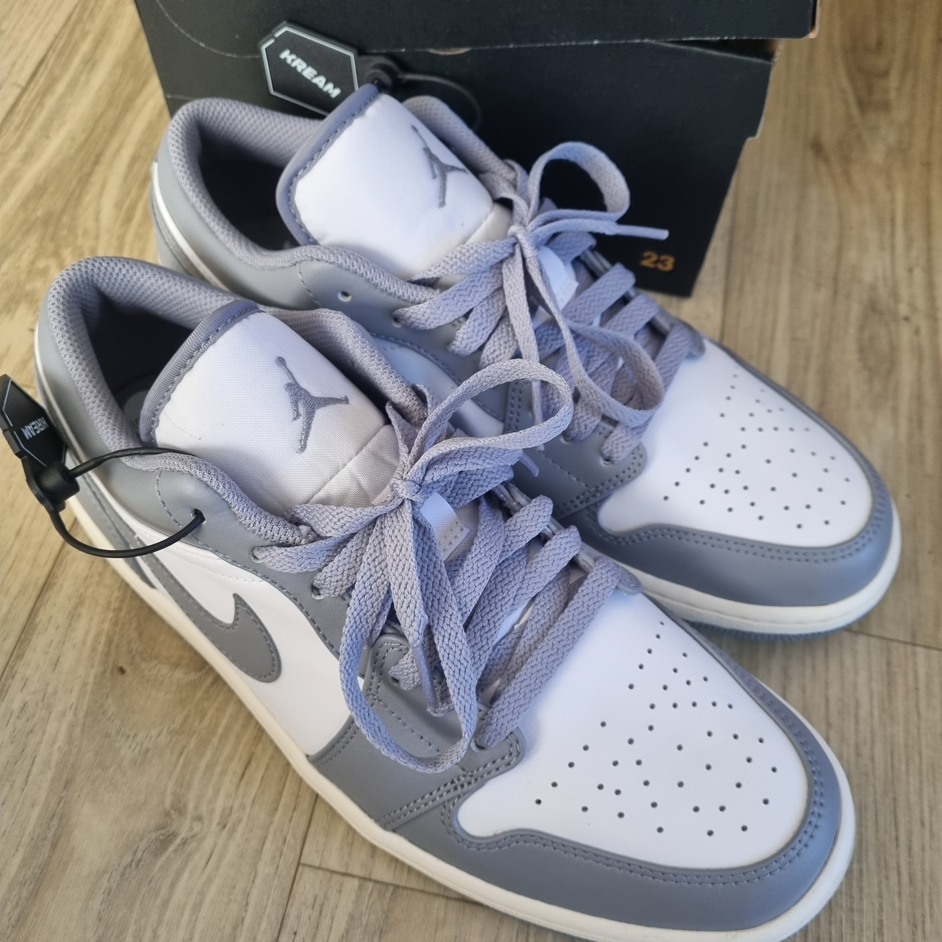 Jordan 1 Low Stealth and White 착용 스타일