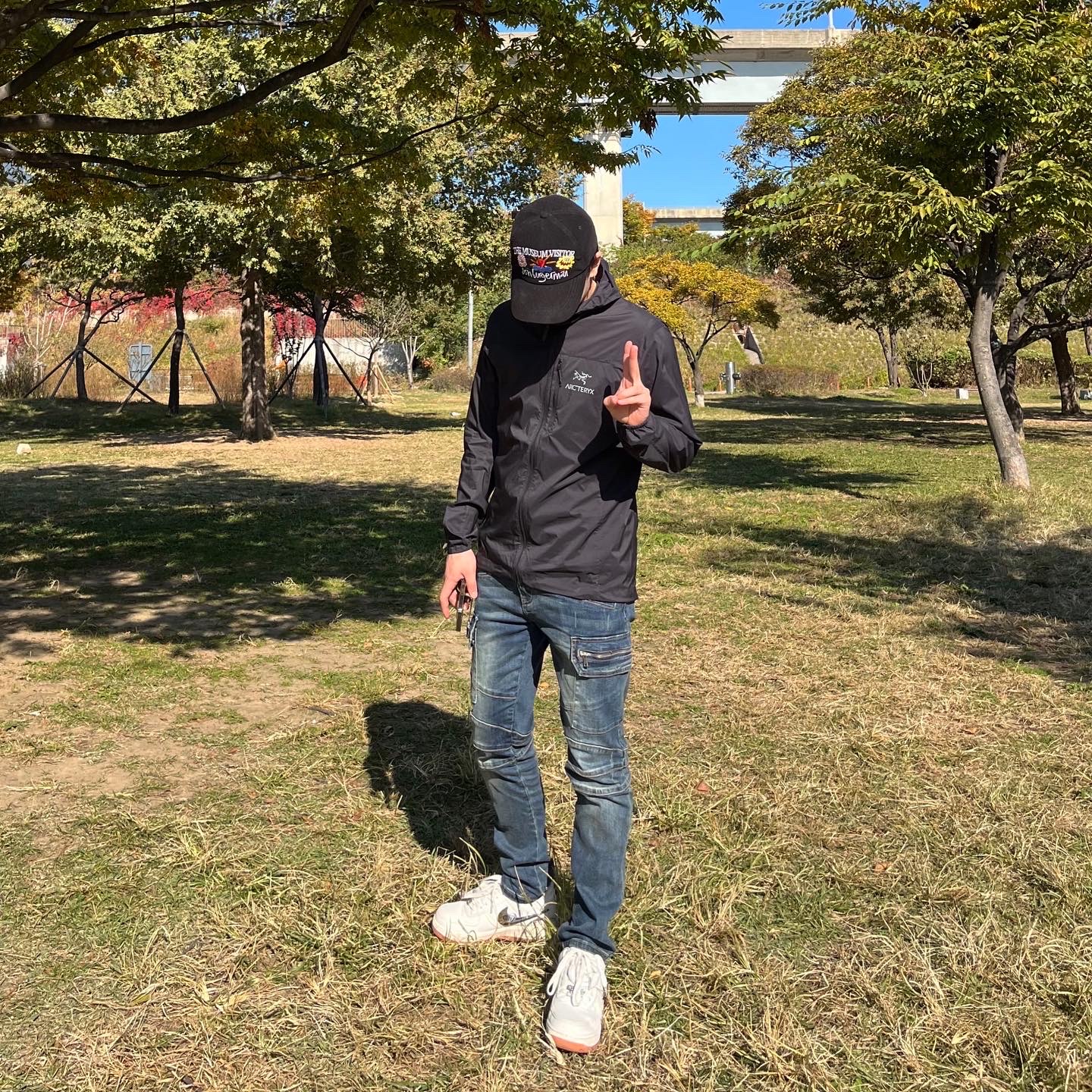 Arc'teryx Squamish Hoody Black, Nike x Travis Scott Air Force 1 Low Sail 착용 스타일 - 2