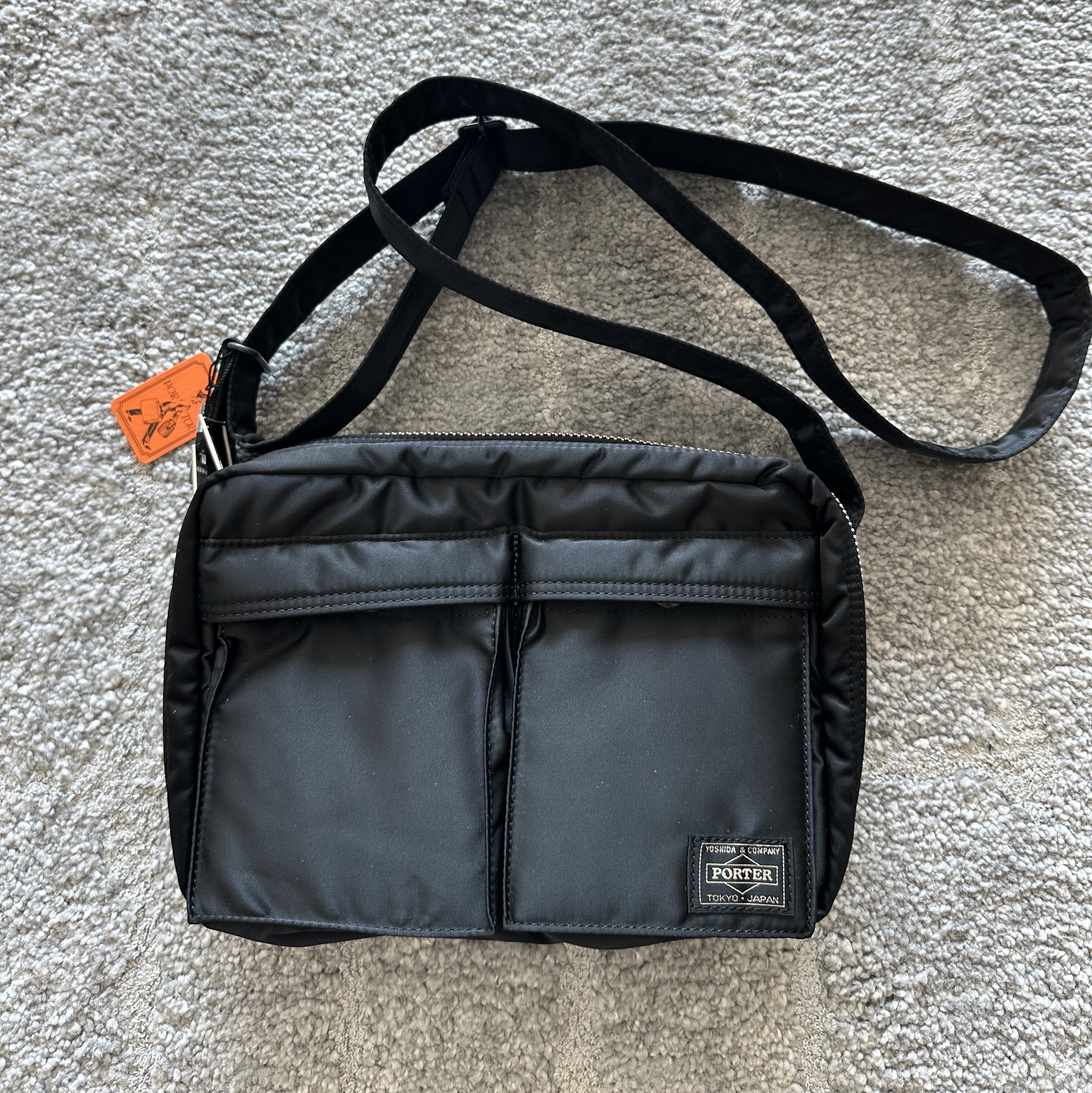 Porter Tanker Shoulder Bag S Black 착용 스타일