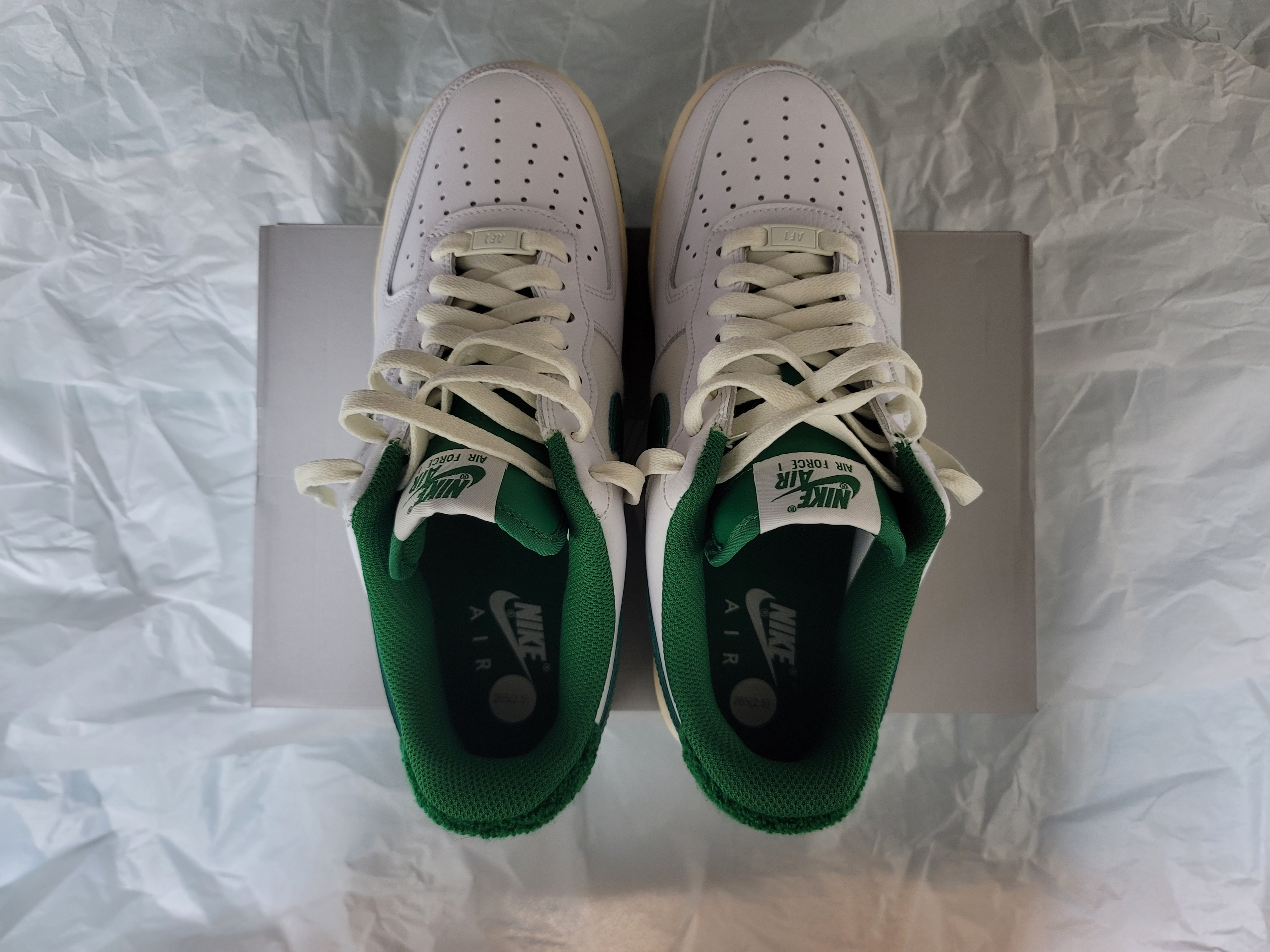 Nike Air Force 1 '07 LV8 Varsity White Pine Green 착용 스타일