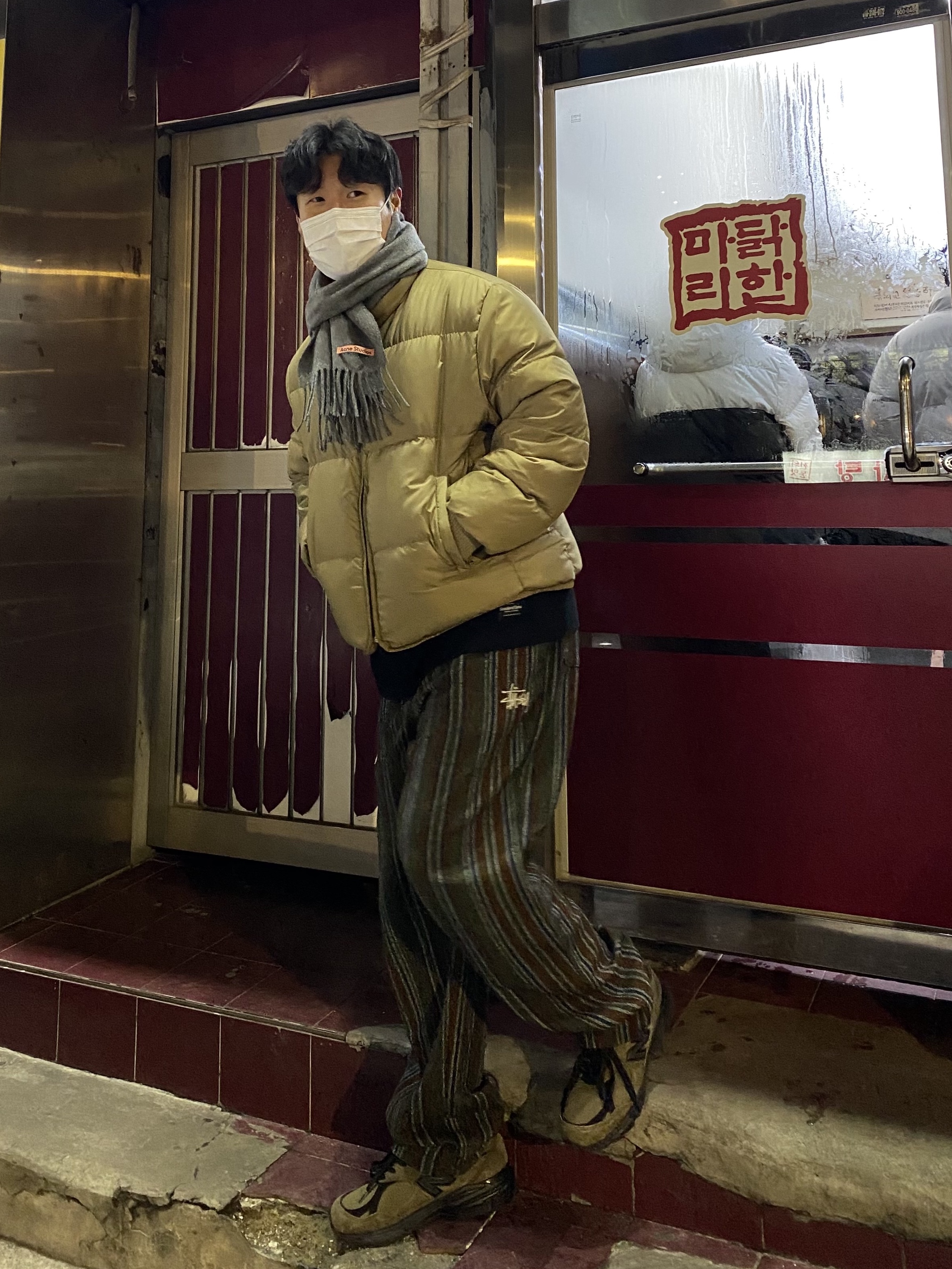 Acne Studios Canada Narrow New Wool Muffler Grey Melange, New Balance x JJJJound 990v3 Brown Black 착용 스타일 - 2