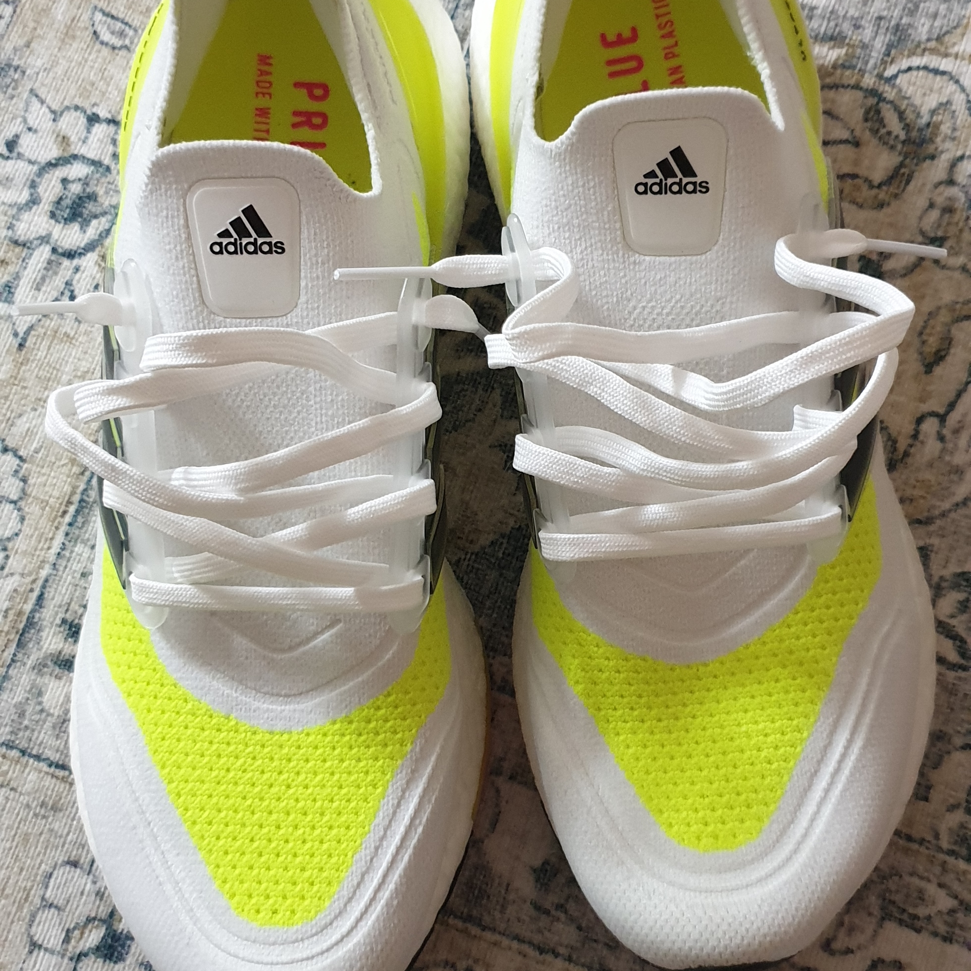 Adidas Ultraboost 21 Solar Yellow 착용 스타일 - 4