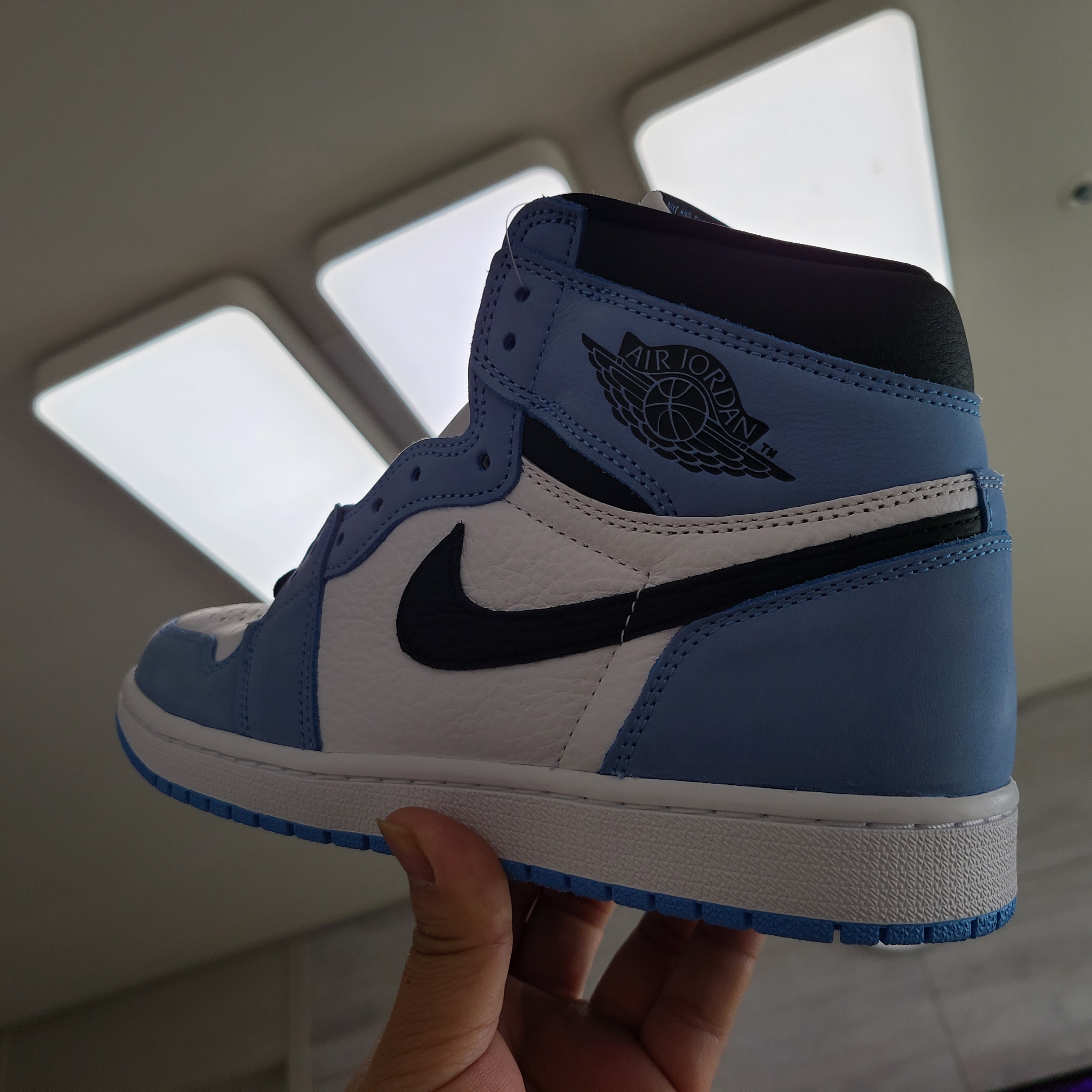 Jordan 1 Retro High OG University Blue 착용 스타일 - 1