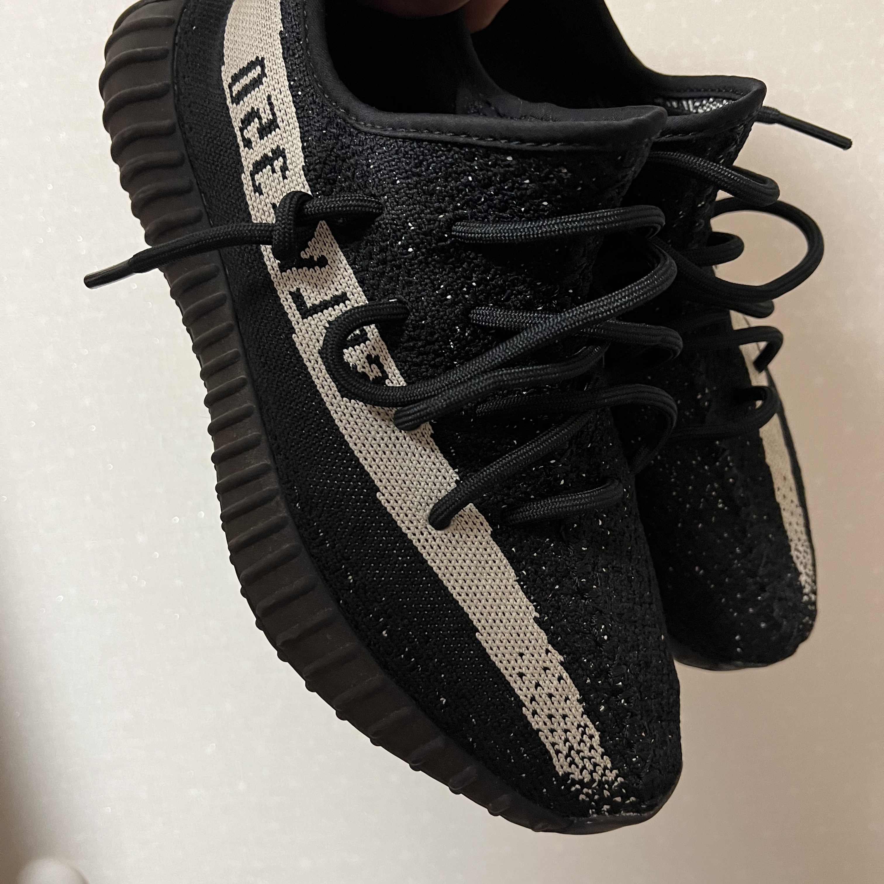 Adidas Yeezy Boost 350 V2 Core Black White 2022 착용 스타일