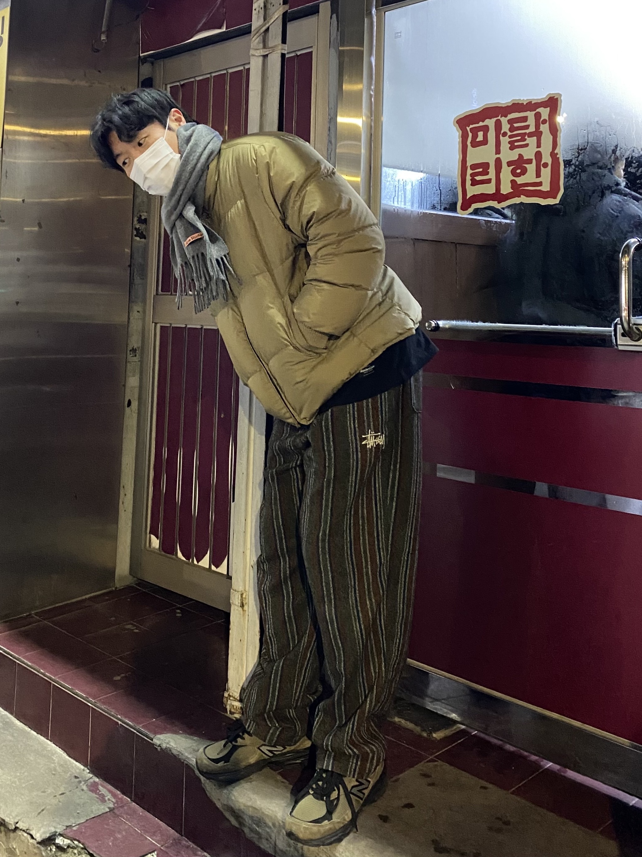Acne Studios Canada Narrow New Wool Muffler Grey Melange, New Balance x JJJJound 990v3 Brown Black 착용 스타일 - 1