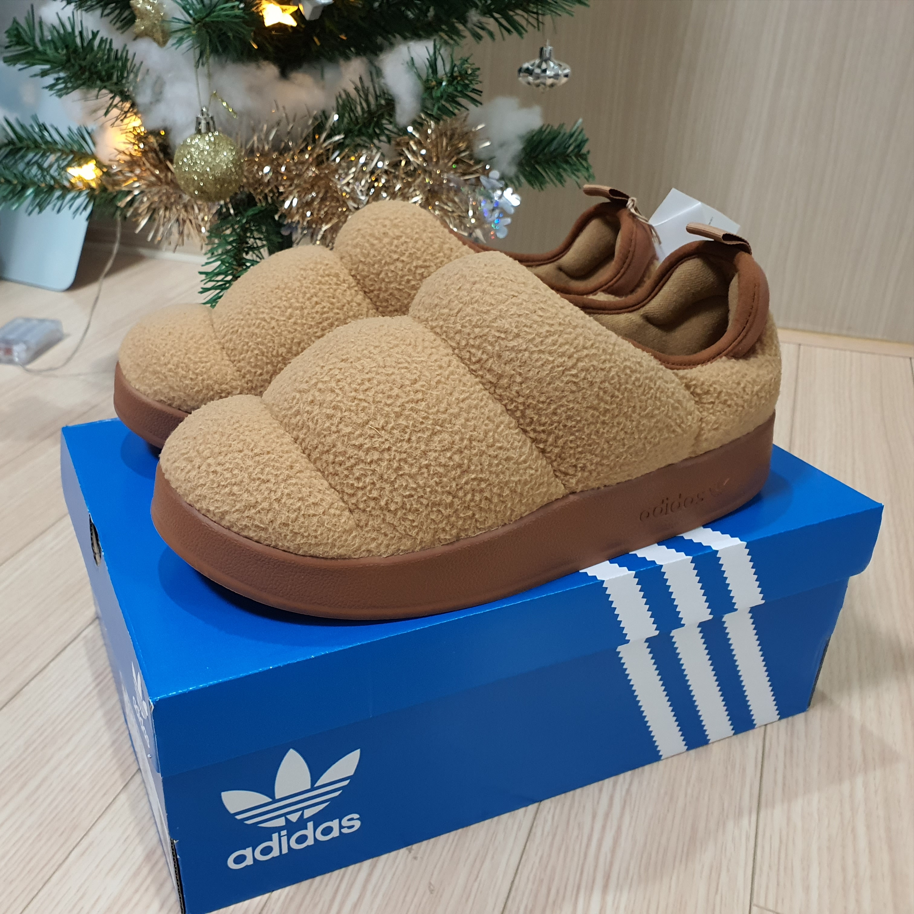 Adidas Puffylette Khaki 착용 스타일