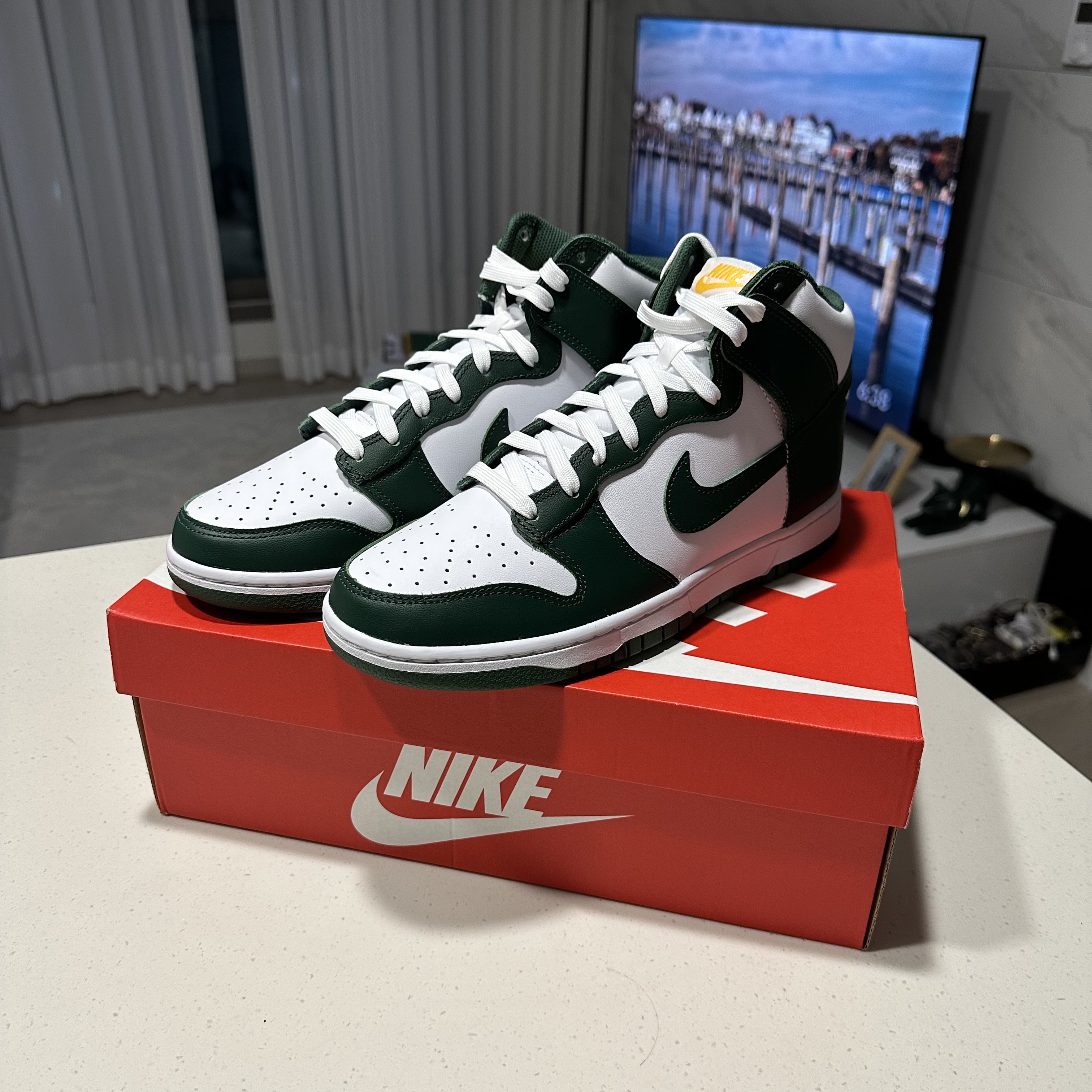 Nike Dunk High Retro Noble Green 착용 스타일