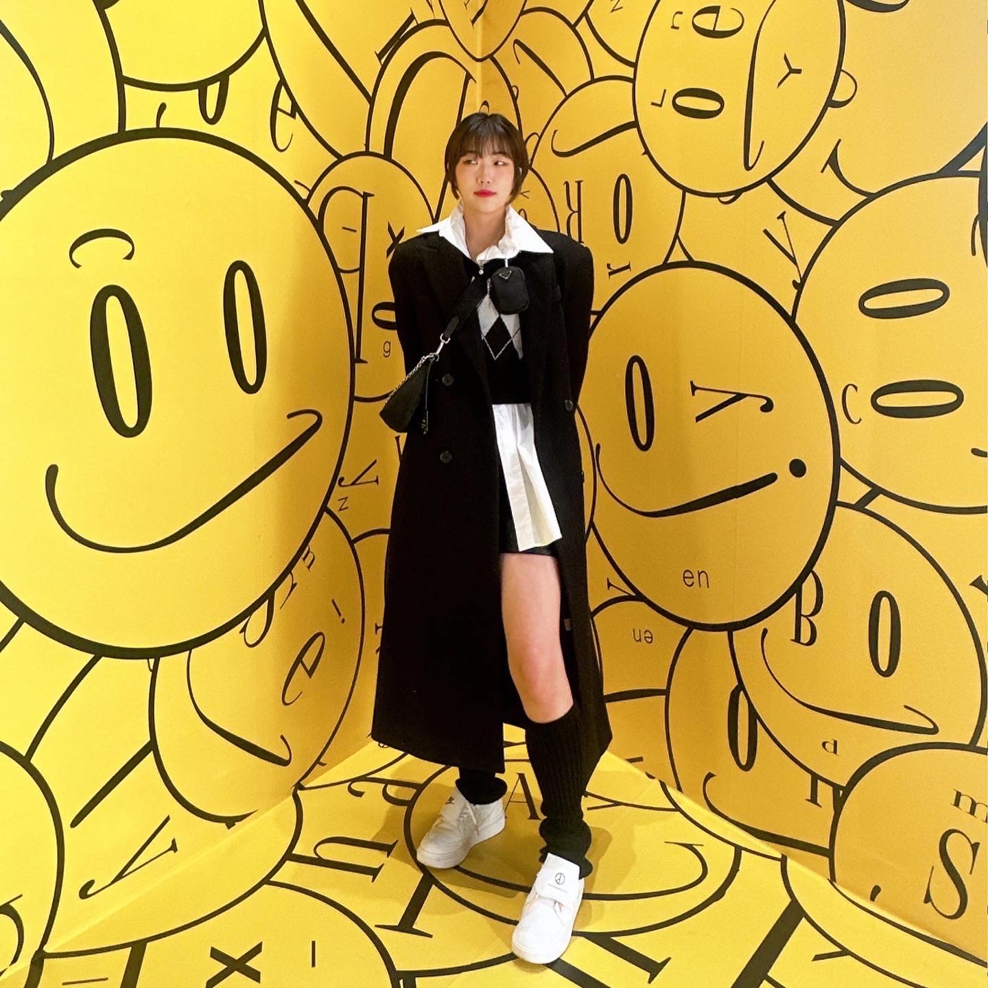Nike x Peaceminusone Kwondo1 White, Prada Re-Edition 2005 Re-Nylon Shoulder Bag Black 착용 스타일 - 2