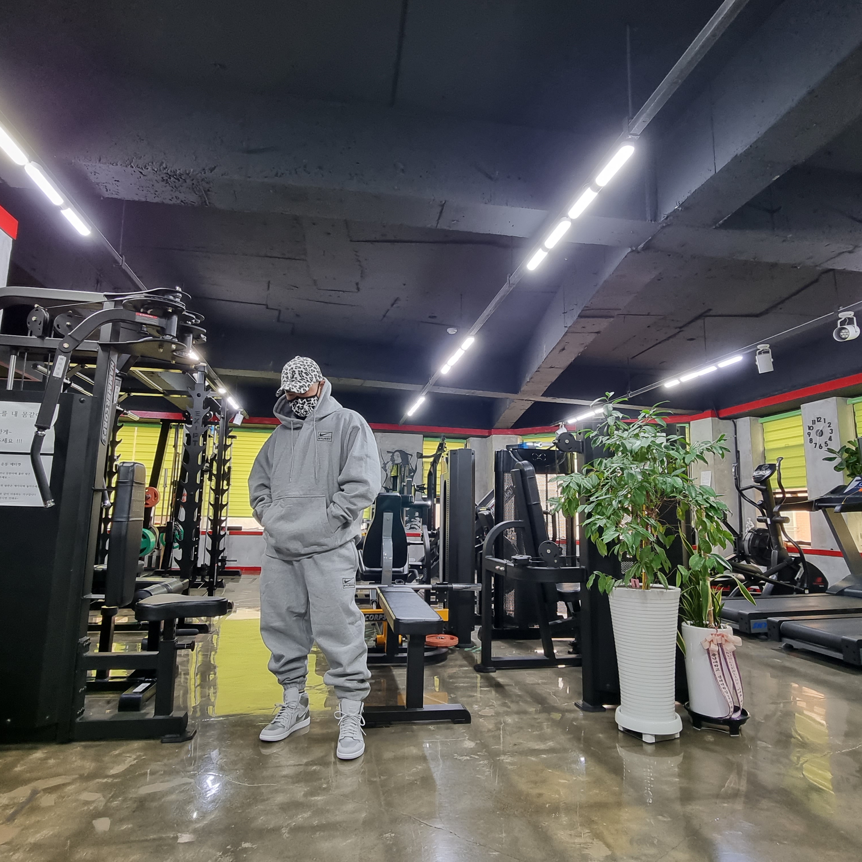 Nike x Stussy NRG RA Fleece Pants Dark Grey Heather (DJ9490-063), Nike x Stussy NRG RA Pullover Hoodie Dark Grey Heather (DJ9488-063) 착용 스타일 - 1