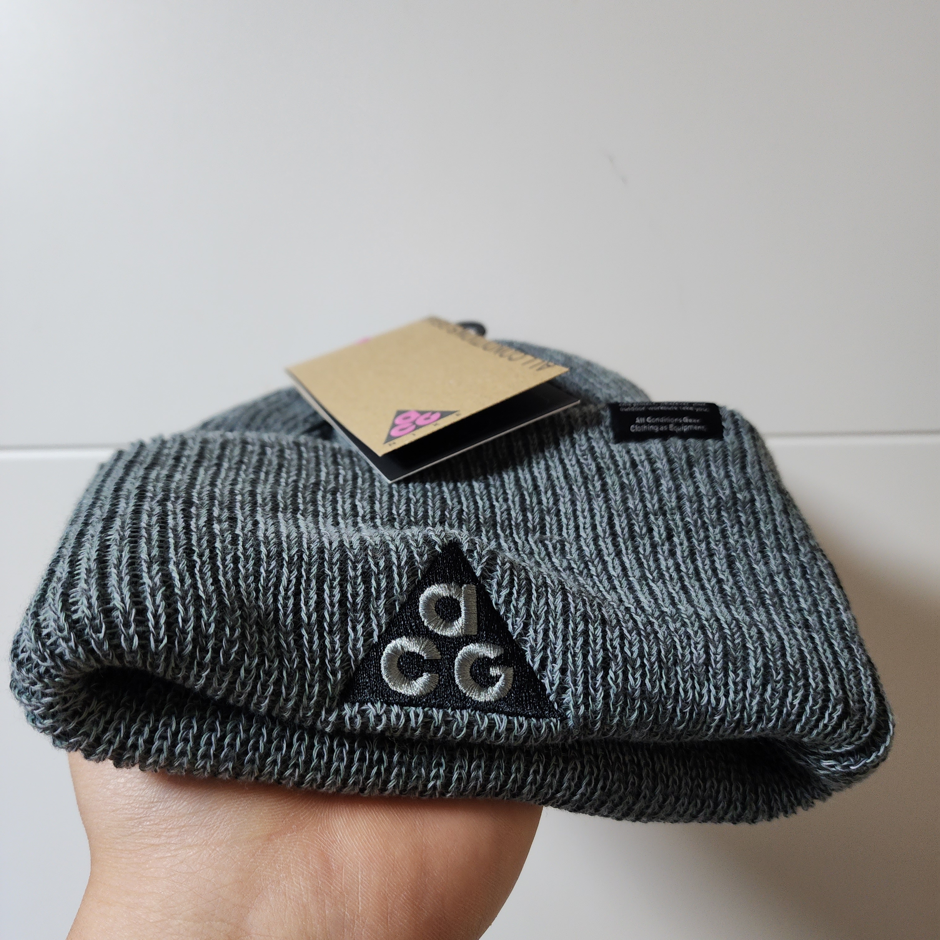 Nike ACG Beanie 3In1 Heather Black Anthracite, Nike ACG Beanie 3In1 Heather Clay Grey 착용 스타일 - 2