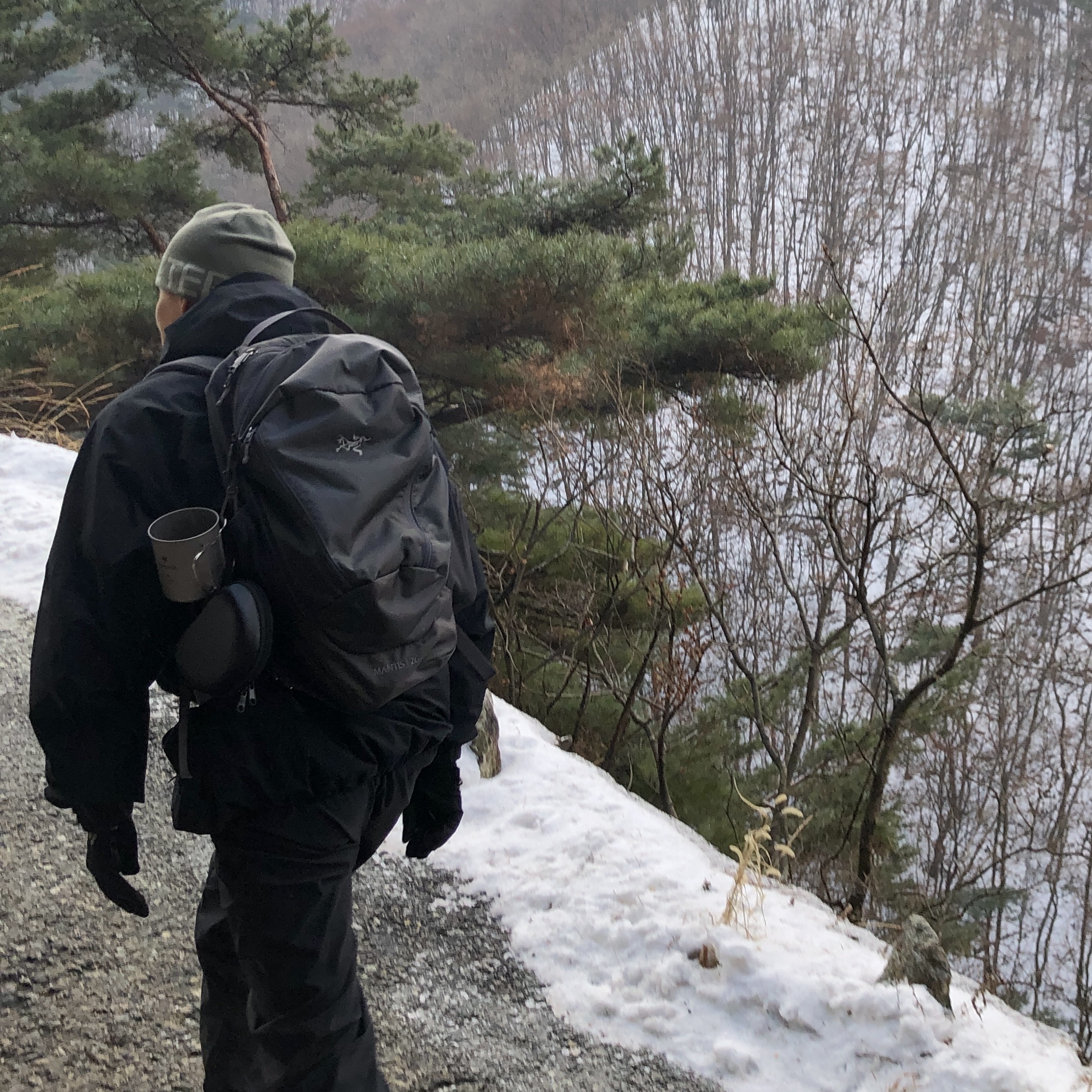 Arc'teryx Mantis 26 Backpack Black 착용 스타일 - 4