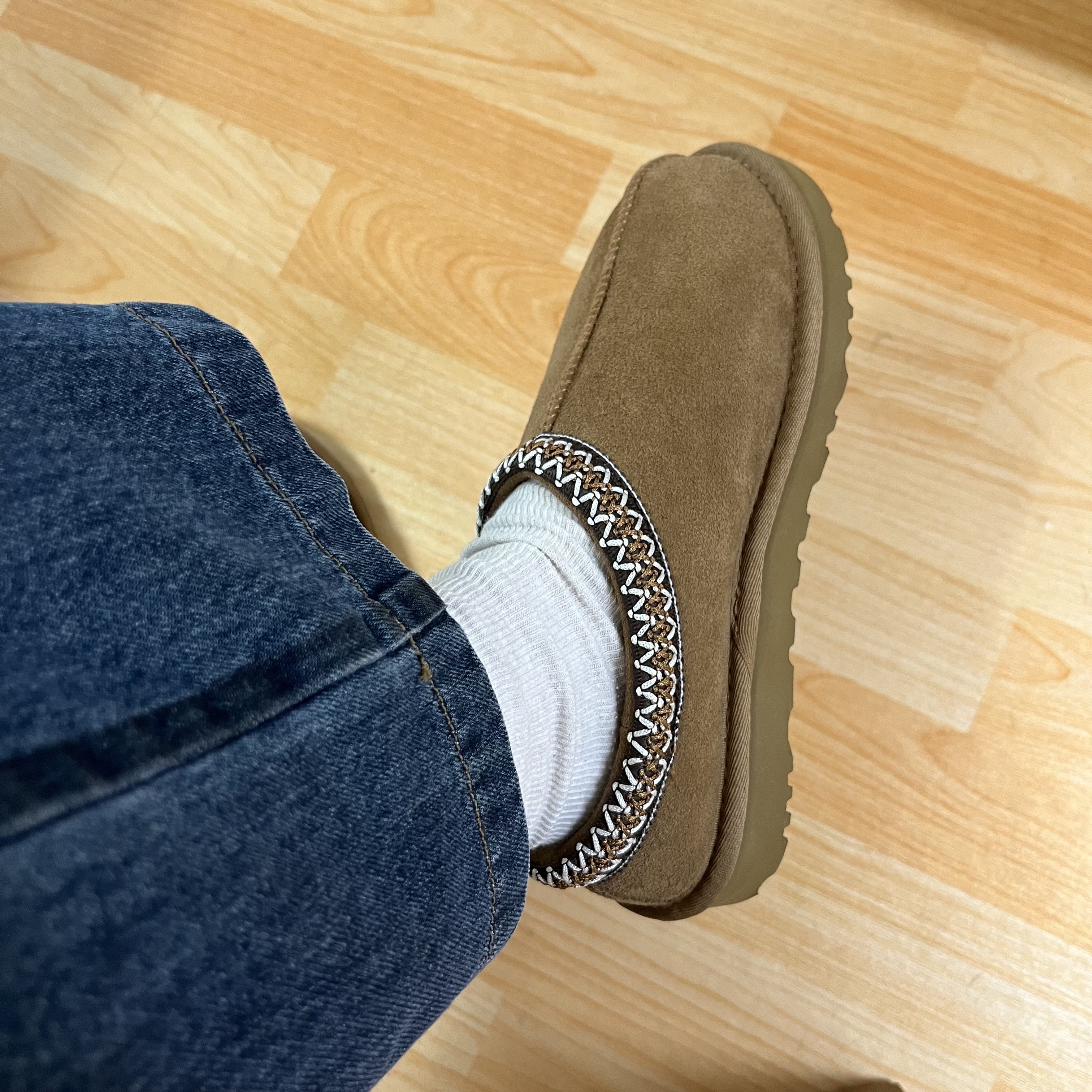 (W) UGG Tasman Slipper Chestnut 착용 스타일 - 1