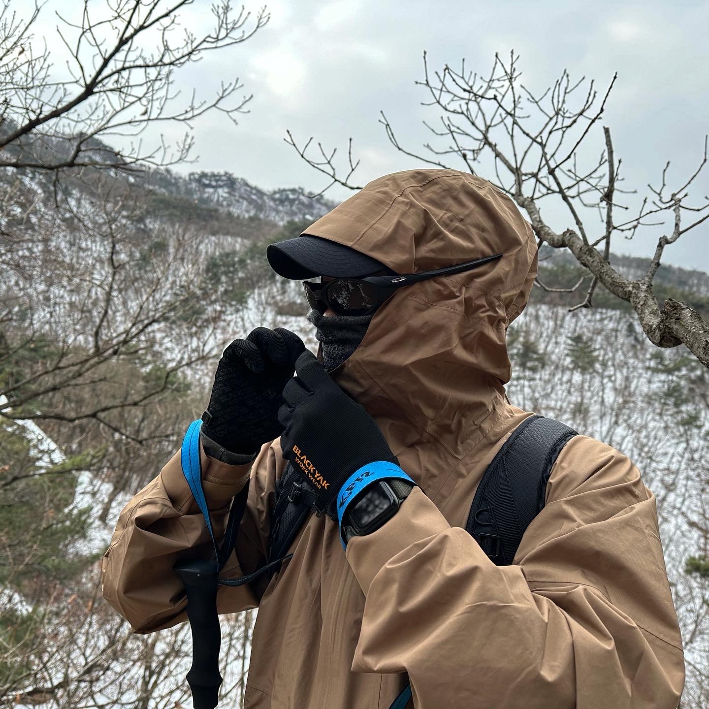 Nike ACG Storm-Fit ADV Cascade Rain Jacket Dark Driftwood- Asia, Nike ACG Smith Summit Cargo Pants Black Summit White - Asia 착용 스타일 - 2