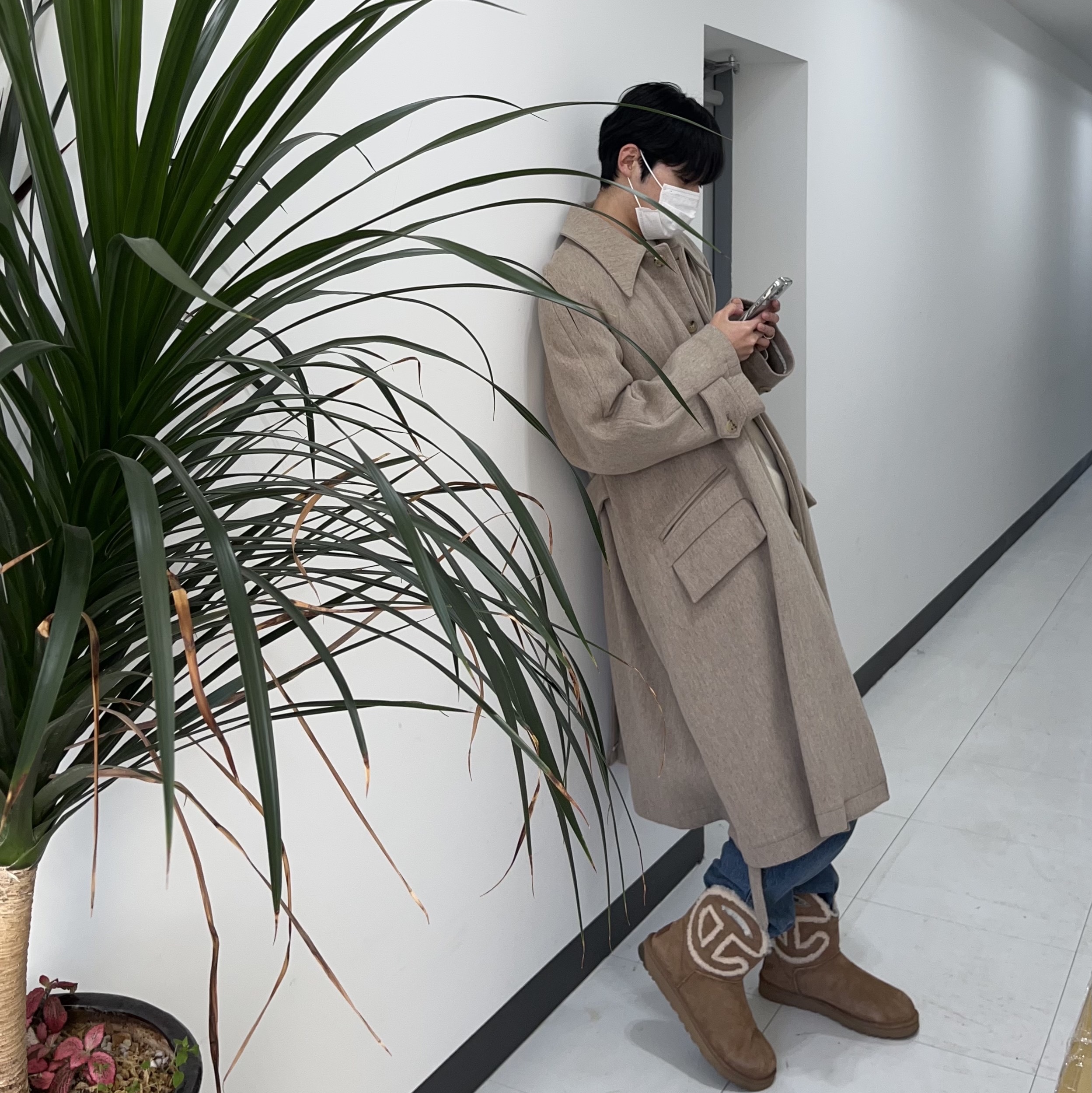 UGG x Telfar Logo Mini Chestnut 착용 스타일 - 2