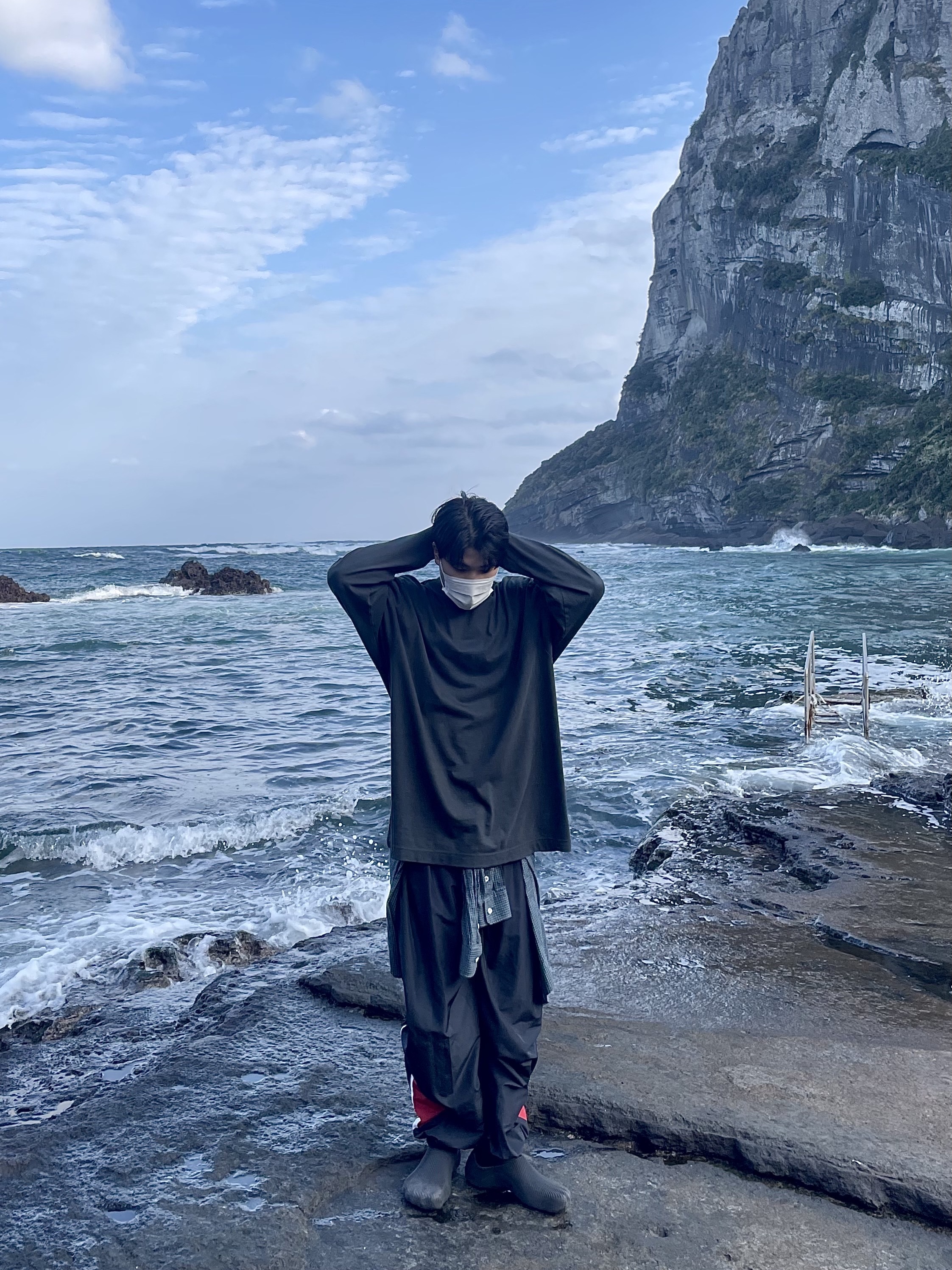 Yeezy Gap Engineered By Balenciaga Dove Long Sleeve T-Shirt Black, Balenciaga Ultra Flat Black 착용 스타일 - 2