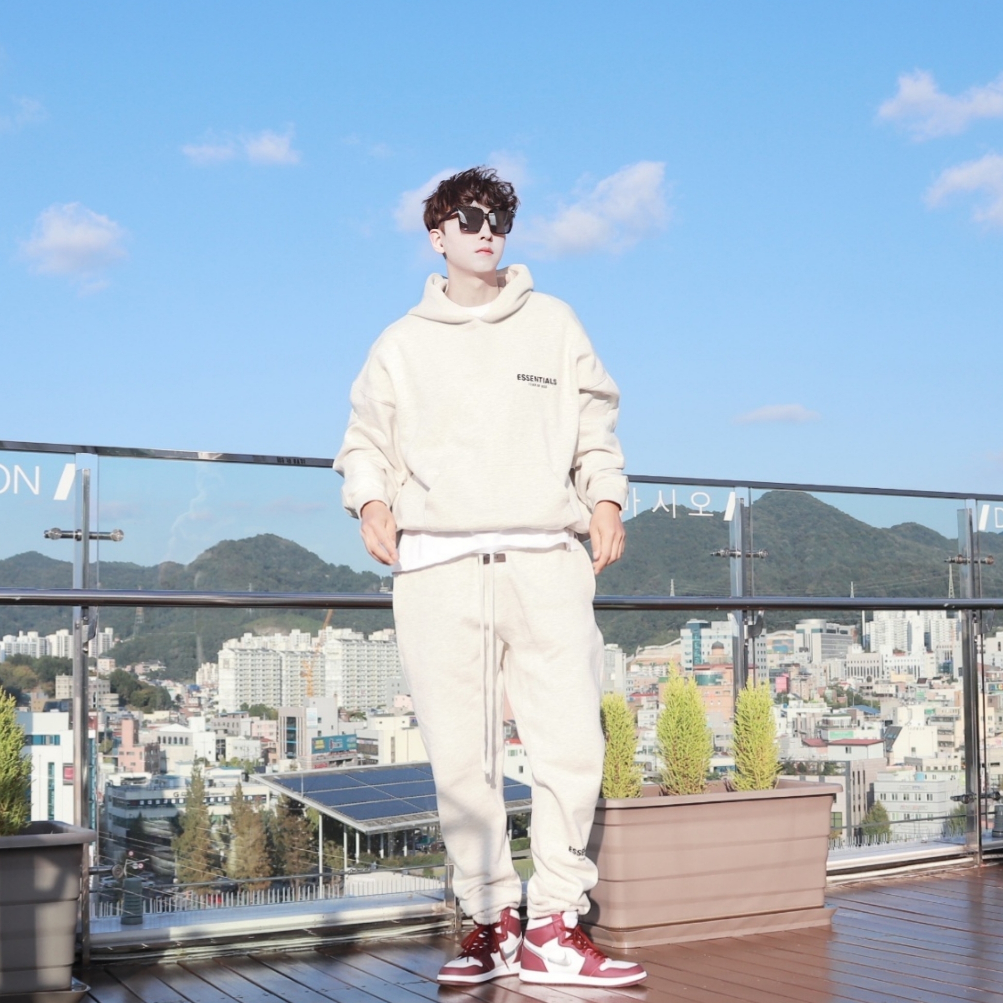 Essentials The Core Collection Hoodie Light Oatmeal, Essentials The Core Collection Sweatpants Light Oatmeal 착용 스타일 - 1