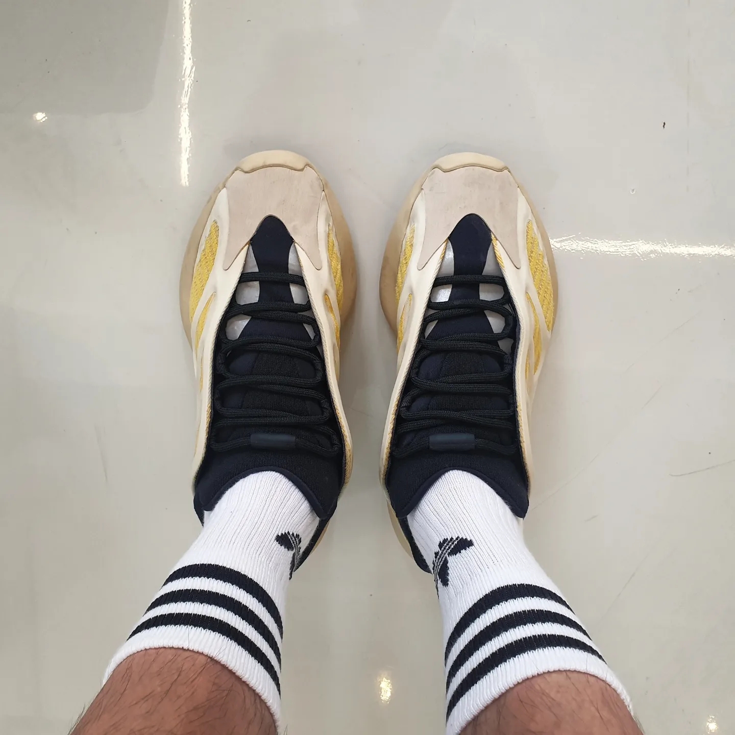 Adidas Yeezy 700 V3 Safflower 착용 스타일 - 3