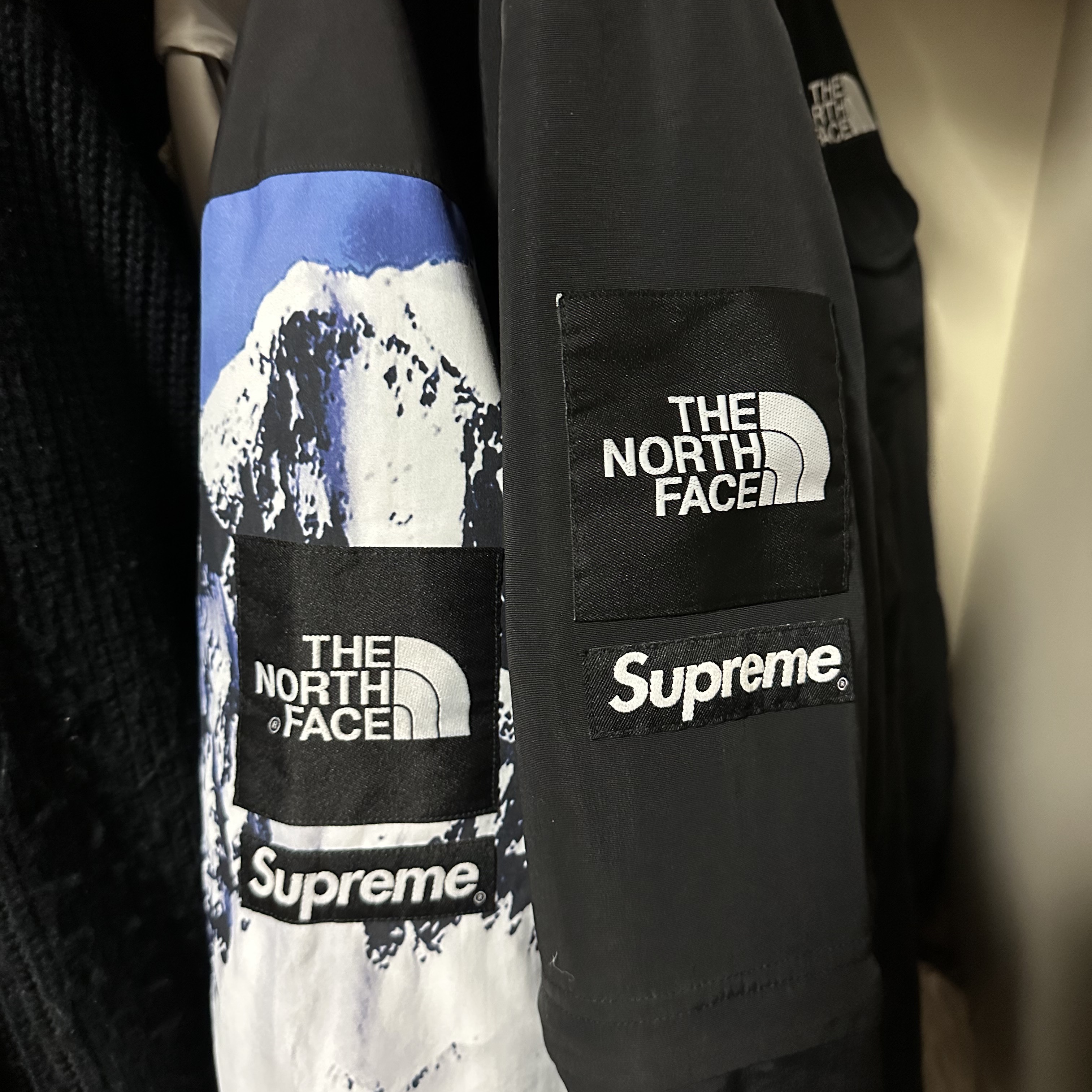 Supreme x The North Face Trekking Convertible Jacket Black - 22SS, Supreme x The North Face Mountain Parka Blue White - 17FW 착용 스타일