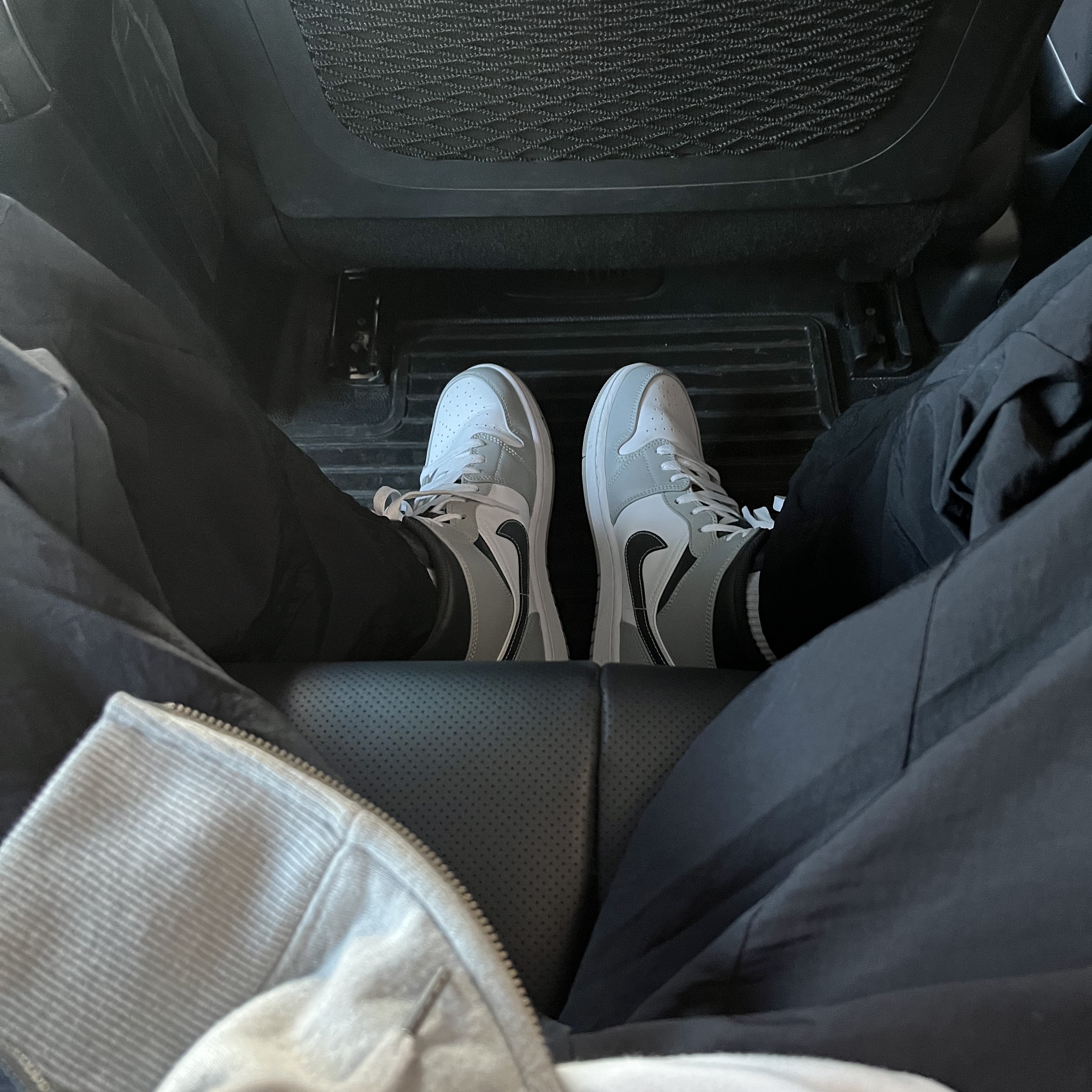 Jordan 1 Mid Light Smoke Grey Anthracite 착용 스타일