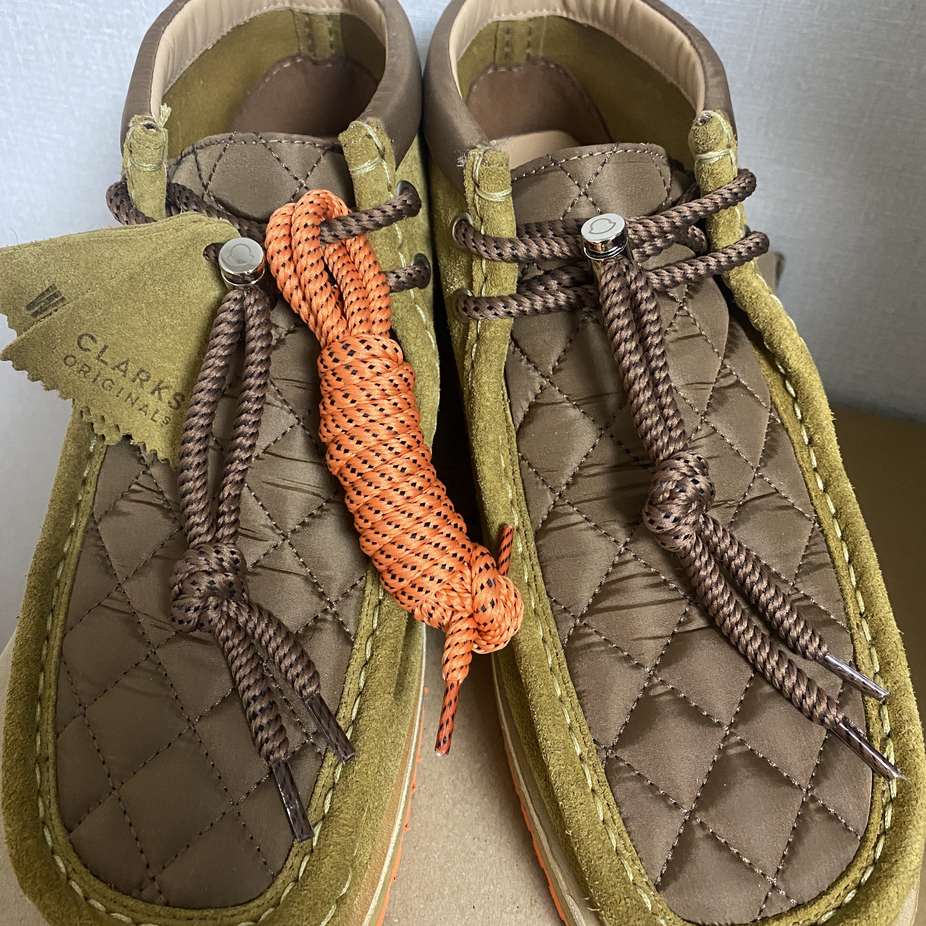 Clarks x Moncler Monwallabee Oak Yellow 착용 스타일 - 2